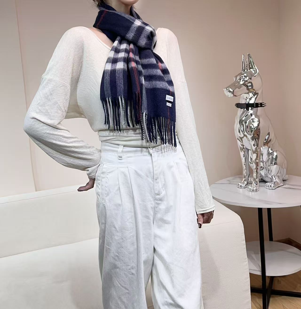 高品质新标到货！𝐁𝐔𝐑𝐁𝐄𝐑𝐑𝐘 经典入门级爆款，经典的格纹元素永垂不朽_简单大方男女都能佩戴_一条永不