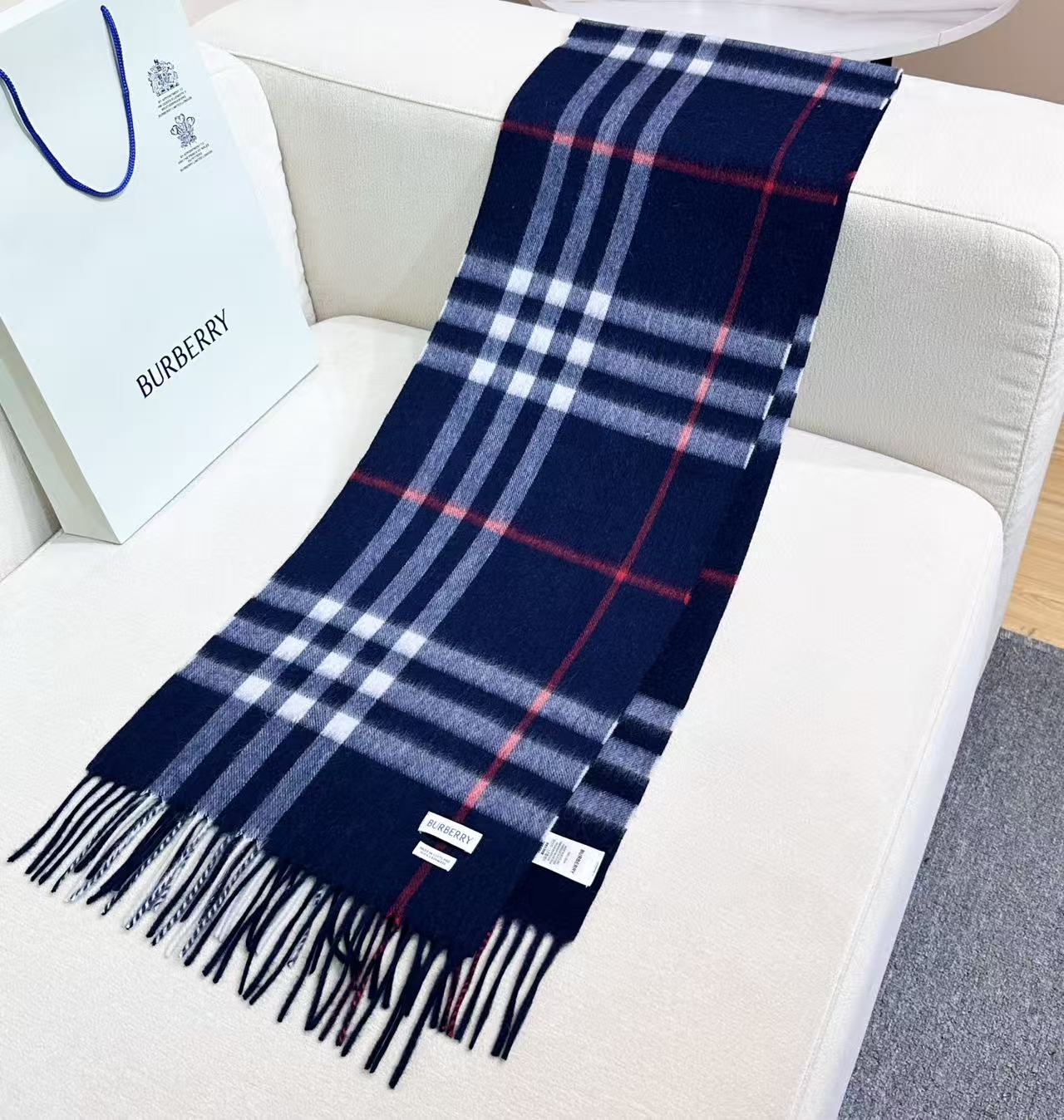 高品质新标到货！𝐁𝐔𝐑𝐁𝐄𝐑𝐑𝐘 经典入门级爆款，经典的格纹元素永垂不朽_简单大方男女都能佩戴_一条永不