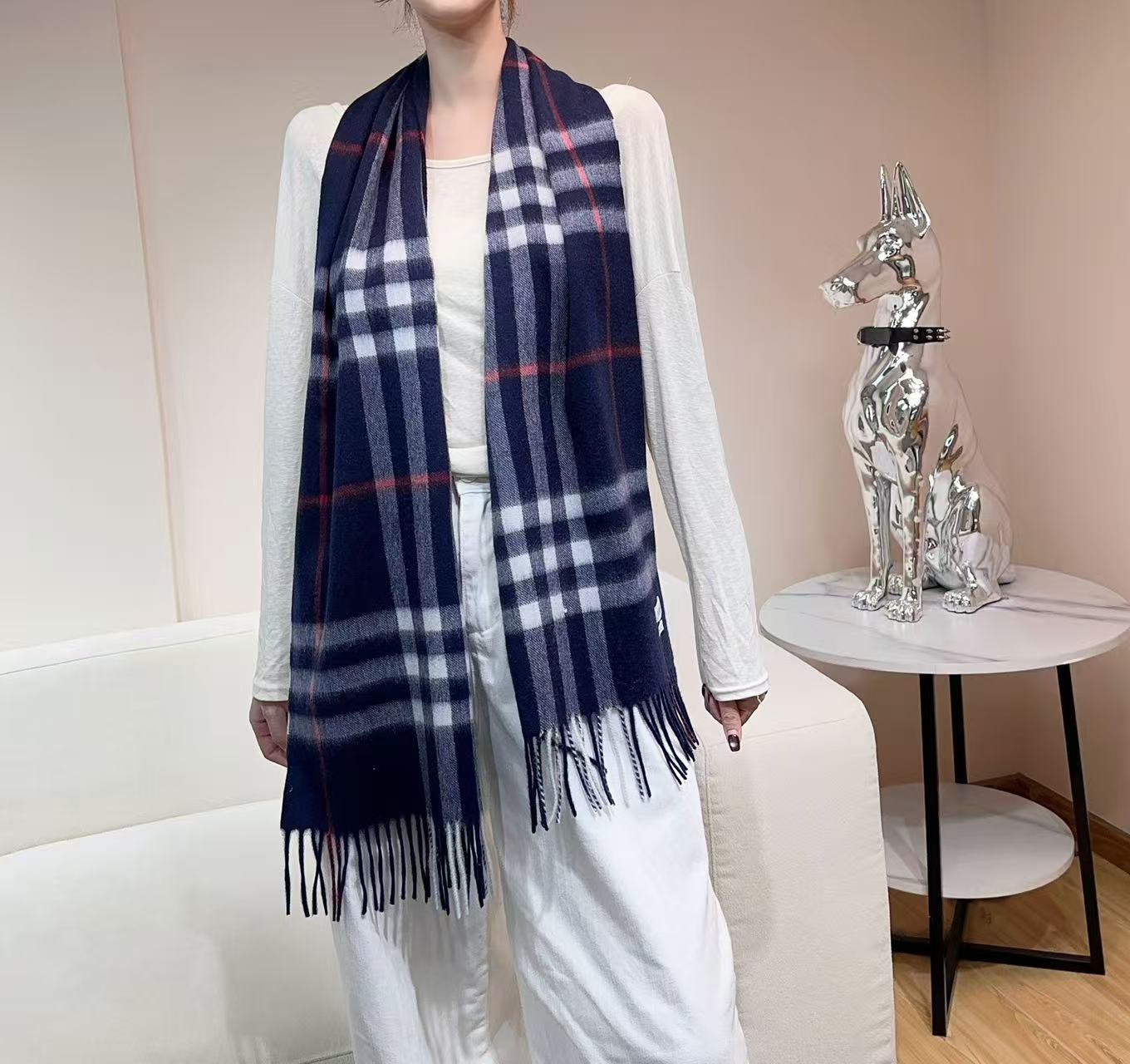 高品质新标到货！𝐁𝐔𝐑𝐁𝐄𝐑𝐑𝐘 经典入门级爆款，经典的格纹元素永垂不朽_简单大方男女都能佩戴_一条永不