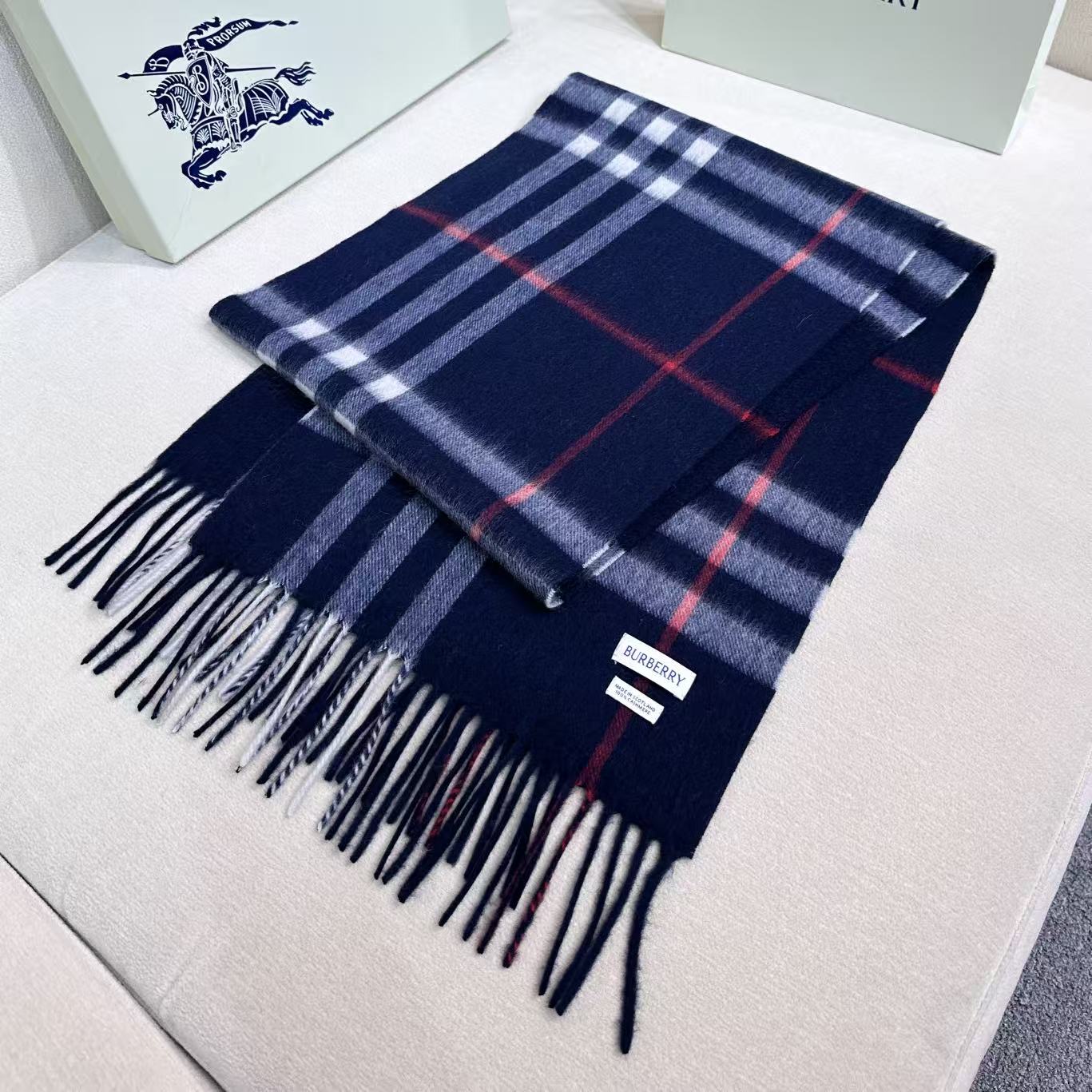 高品质新标到货！𝐁𝐔𝐑𝐁𝐄𝐑𝐑𝐘 经典入门级爆款，经典的格纹元素永垂不朽_简单大方男女都能佩戴_一条永不