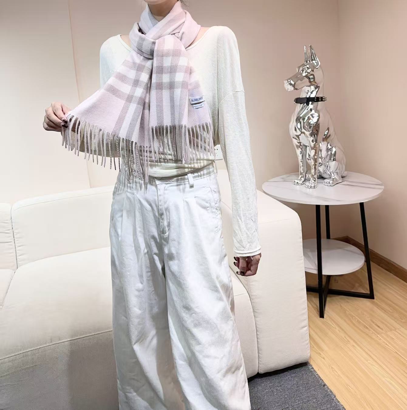 高品质新标到货！𝐁𝐔𝐑𝐁𝐄𝐑𝐑𝐘 经典入门级爆款，经典的格纹元素永垂不朽_简单大方男女都能佩戴_一条永不