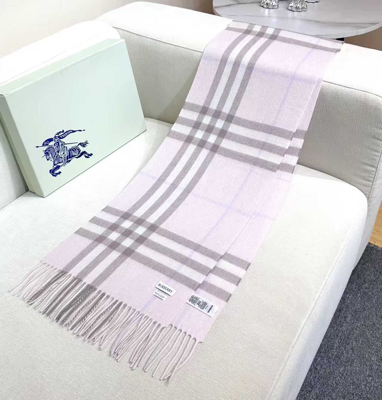 高品质新标到货！𝐁𝐔𝐑𝐁𝐄𝐑𝐑𝐘 经典入门级爆款，经典的格纹元素永垂不朽_简单大方男女都能佩戴_一条永不