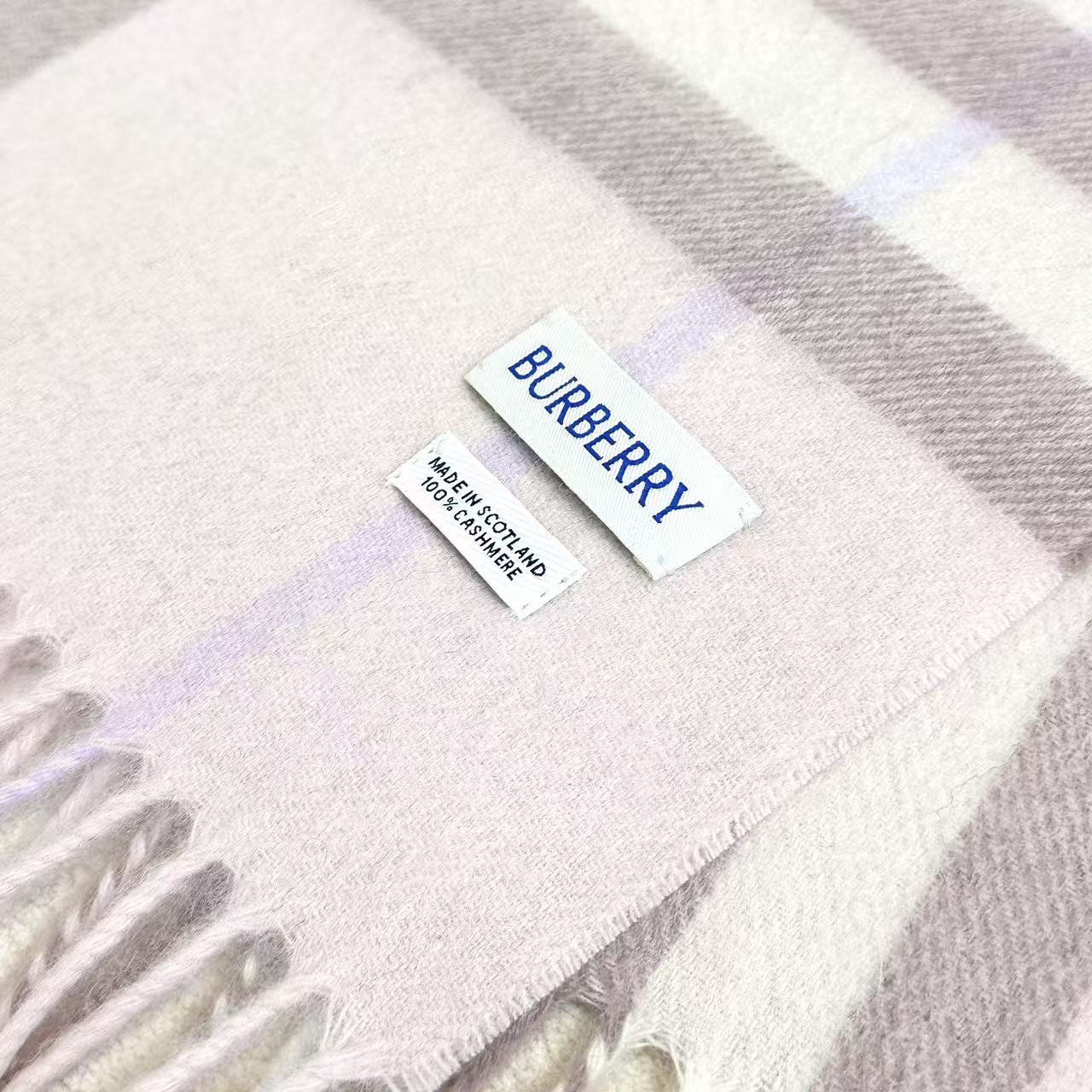 高品质新标到货！𝐁𝐔𝐑𝐁𝐄𝐑𝐑𝐘 经典入门级爆款，经典的格纹元素永垂不朽_简单大方男女都能佩戴_一条永不