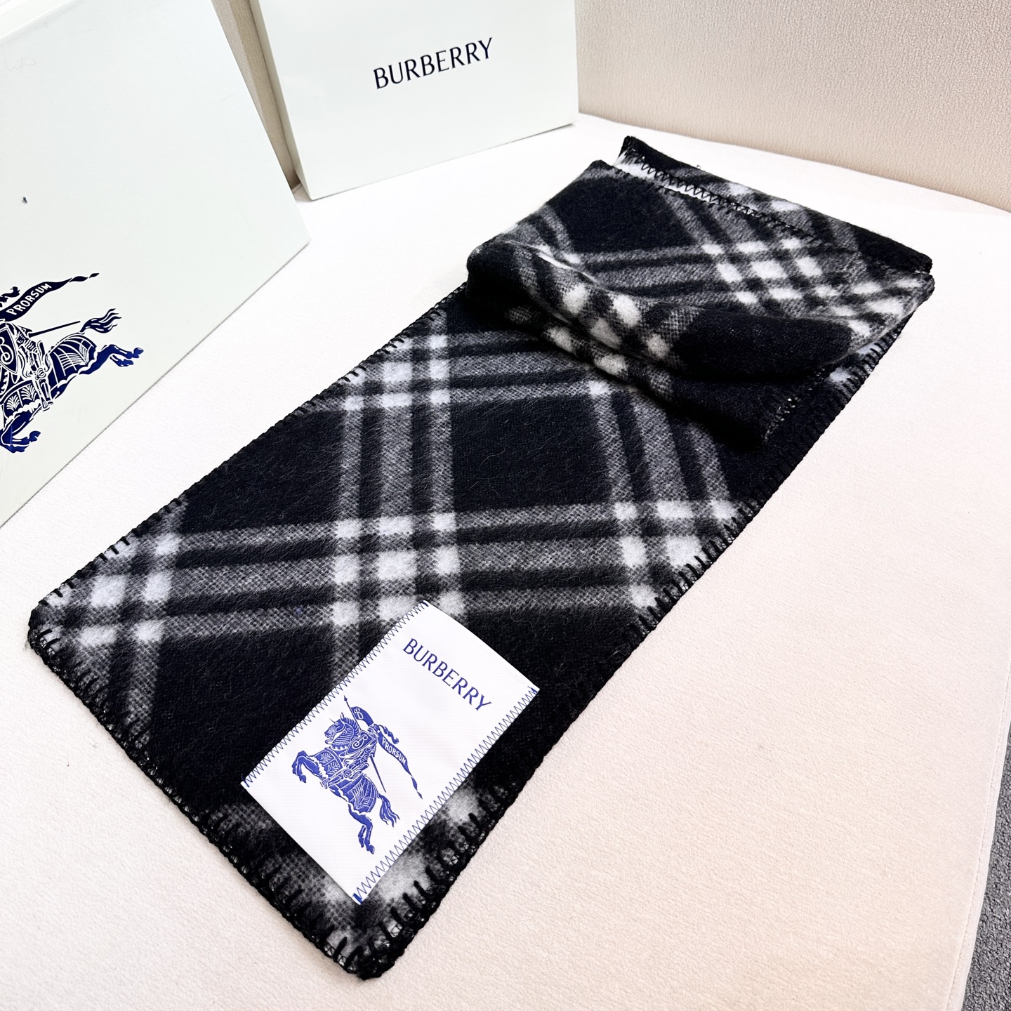 Burberry 𝐁𝐮𝐫𝐛𝐞𝐫𝐫𝐲 • 2025格纹连帽围巾