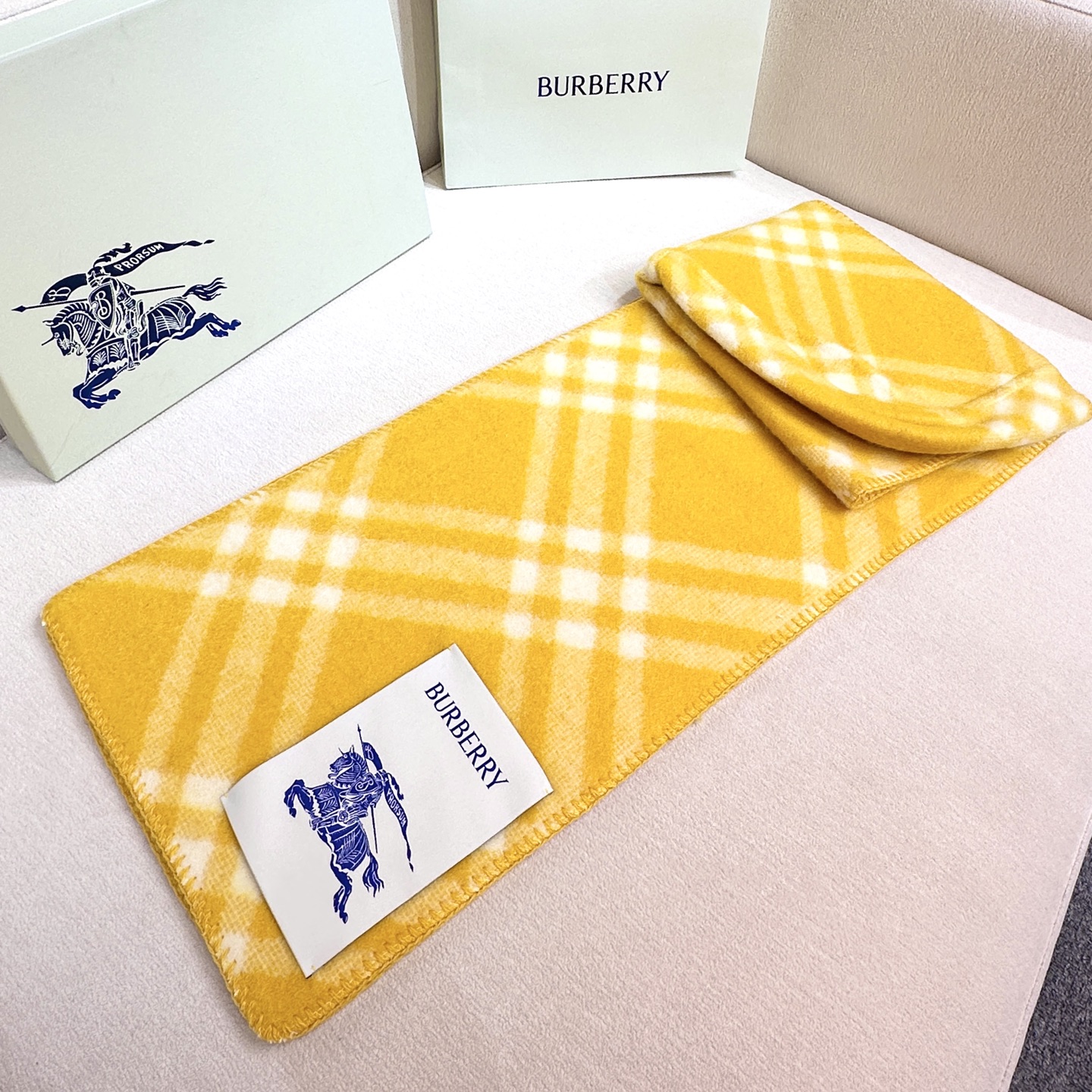 Burberry 𝐁𝐮𝐫𝐛𝐞𝐫𝐫𝐲 • 2025格纹连帽围巾