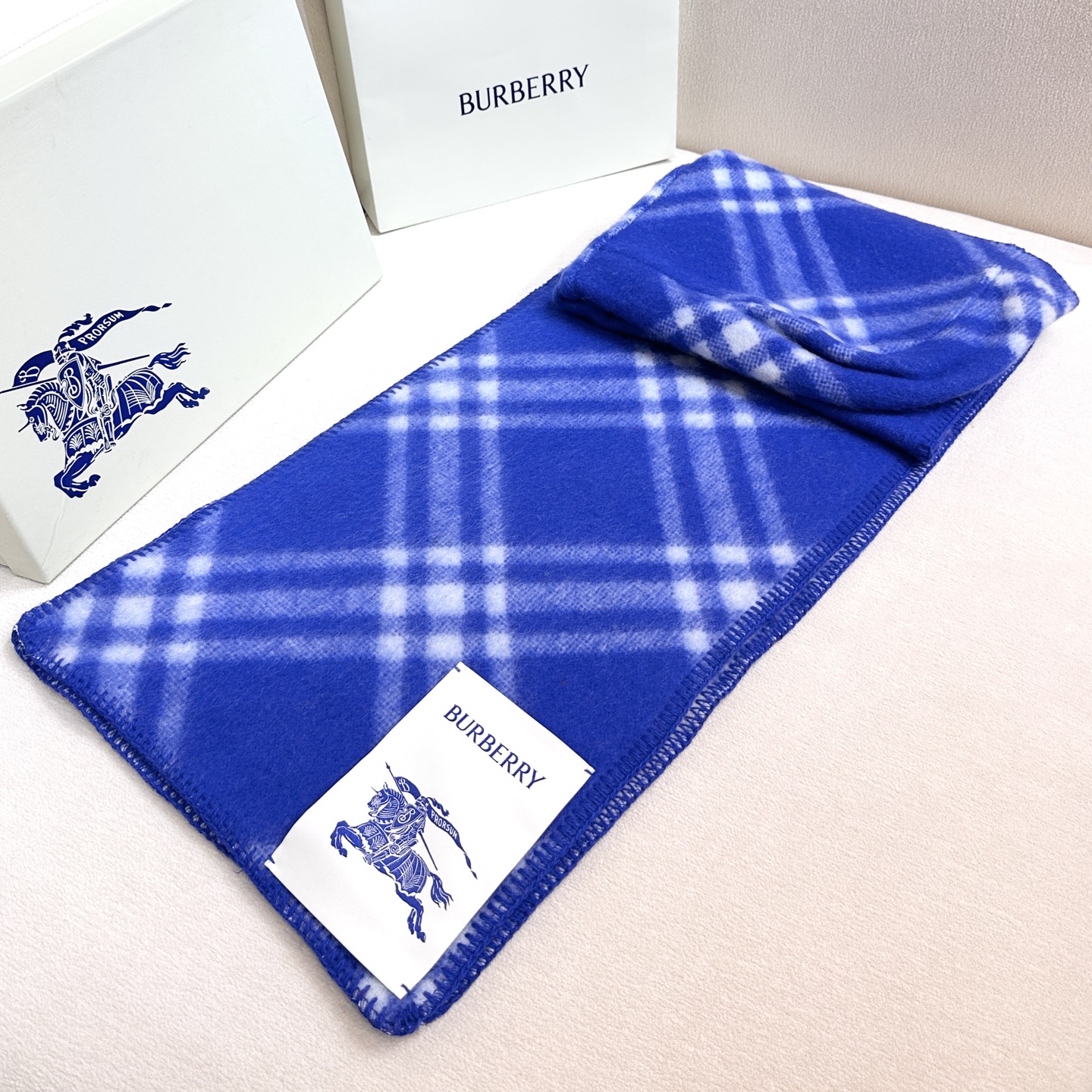 Burberry 𝐁𝐮𝐫𝐛𝐞𝐫𝐫𝐲 • 2025格纹连帽围巾