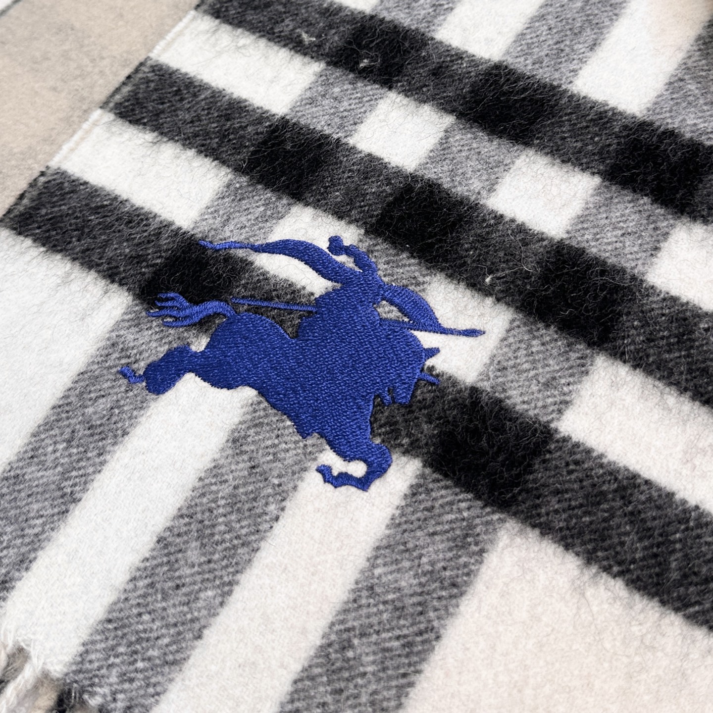 最新款 双面刺绣➕印花➕提花 大密度双面羊绒格子围巾 超高难度工艺 绝非一般coPy能做 原版开板 精致