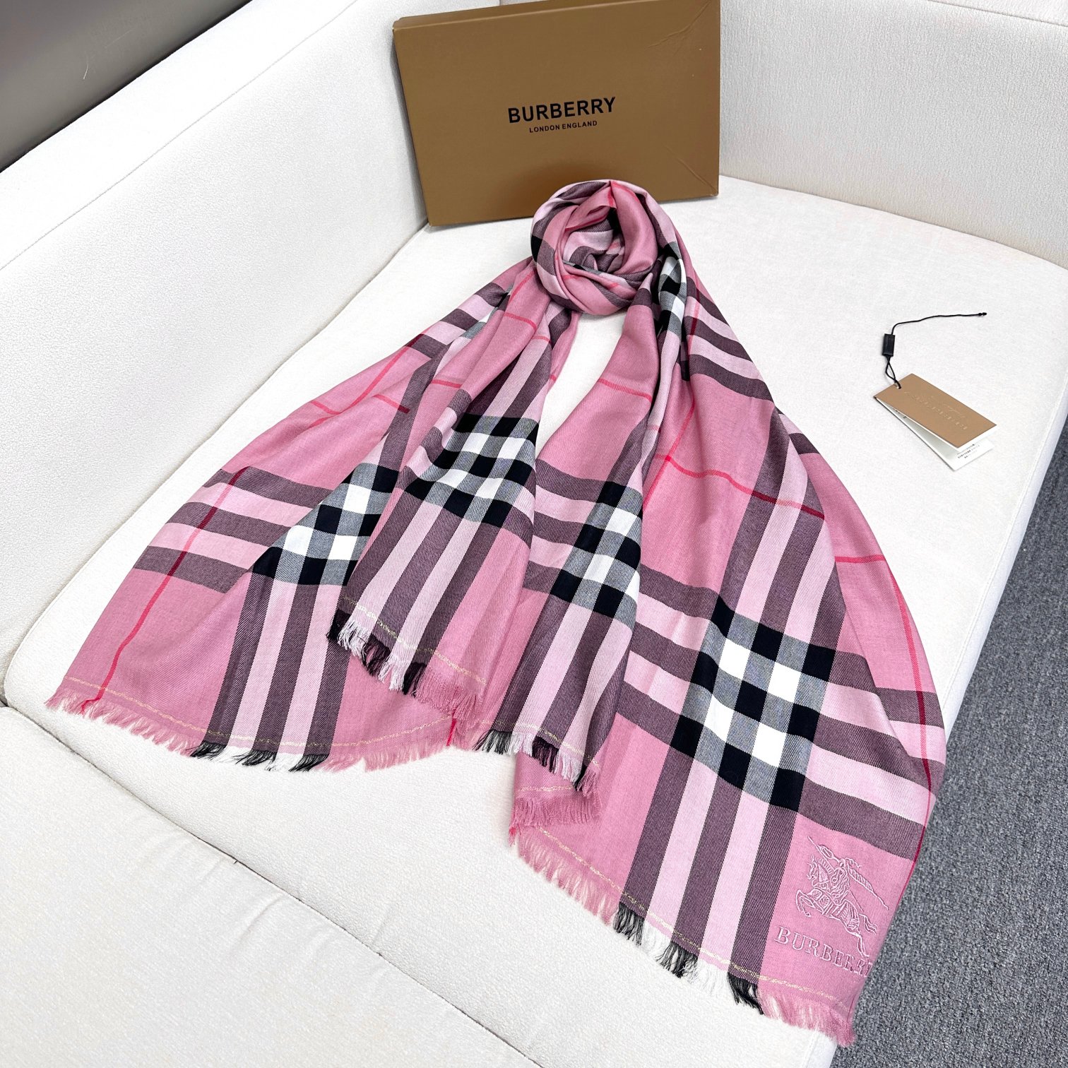 巴宝莉正装系列货 专供旗舰店的viP 💍💍💍顶级苏格兰进口山羊绒 🎆无比的高贵优雅 知性的款式 🎀简洁大