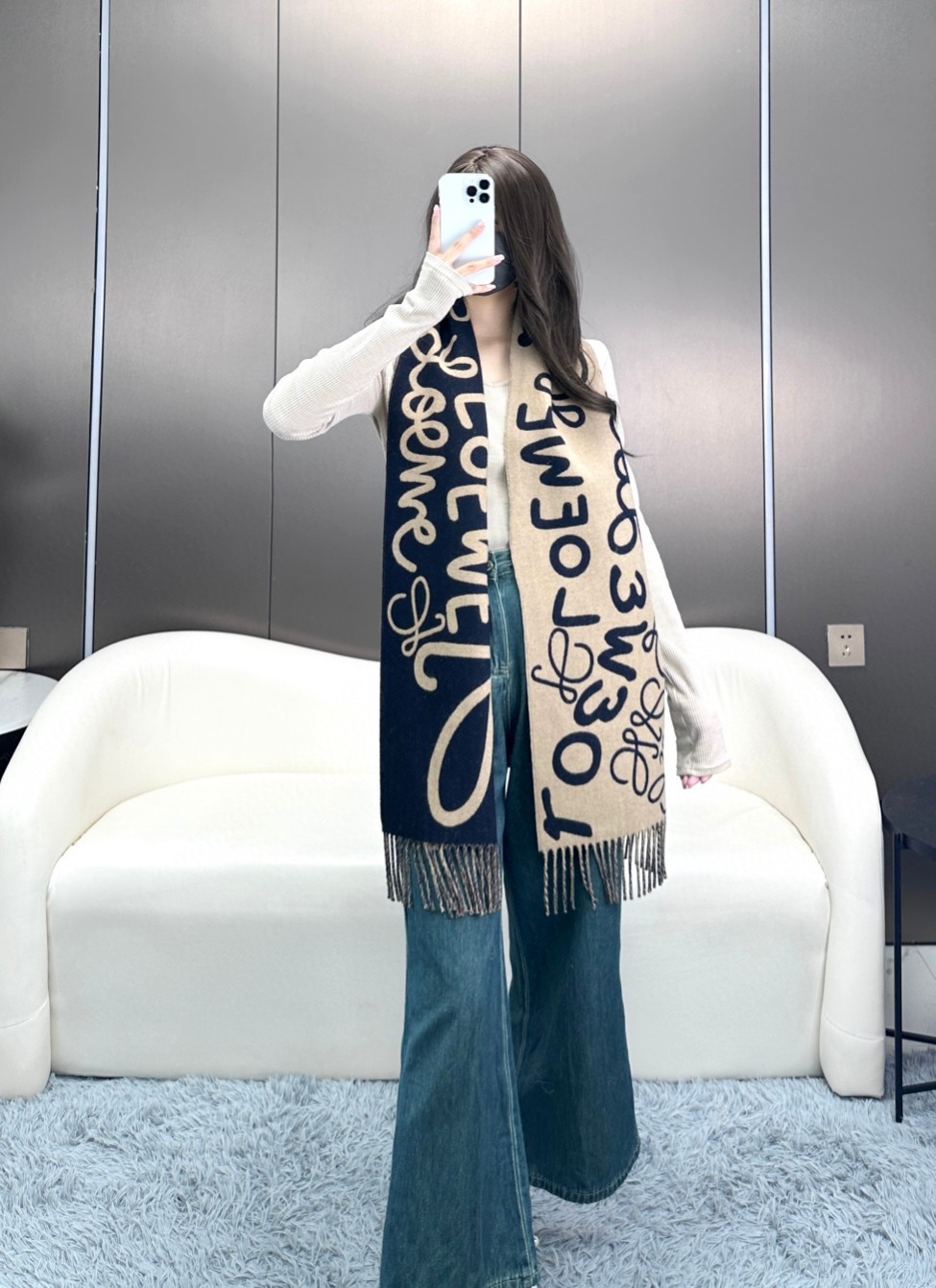 NO:603000,High-quality running volume, Loewe's latest model, Loewe graffiti style double-sided scarf, same style for men and women. Loewe's super beautiful new scarf!  Highly recommended to buy!  It’s super hard to buy!  The original order is of good quality, and is sold on the market for N blocks. There is no pressure in and out of the counter. The workmanship is very exquisite and substantial. Our price is really worth it!  Neutral style, simple and elegant, you can collect it at will!  !  Crazy but not picky, crazy temperament!  Whoever surrounds you has temperament!  !  I really hope you don’t miss this style. Specification, 30*180cm, composition 90 wool 10 cashmere, non-market chemical fiber product, equipped with LOEWE Anagram embossed leather label. High version scarf, high version scarf, loewe, loewe19860909高品质跑量质量 Loewe最新款,罗意威涂鸦款双面围巾,男女同款.loewe超美新款围巾！超级推荐入手！超难买哦！原单品质好货,甩市场货N条街,进出专柜无压力,做工非常精致,很有分量,我们的价格真的超级值！中性风格、简单大方,任意收！！狂不挑人,狂气质！谁围谁有气质！！真的希望大家不要错过这样的款式.规格,30*180cm,成分90羊毛 10羊绒,非市场化纤货,配有LOEWE Anagram 压纹皮标.高版本围巾,高版本围巾,loewe,loewe,scarf