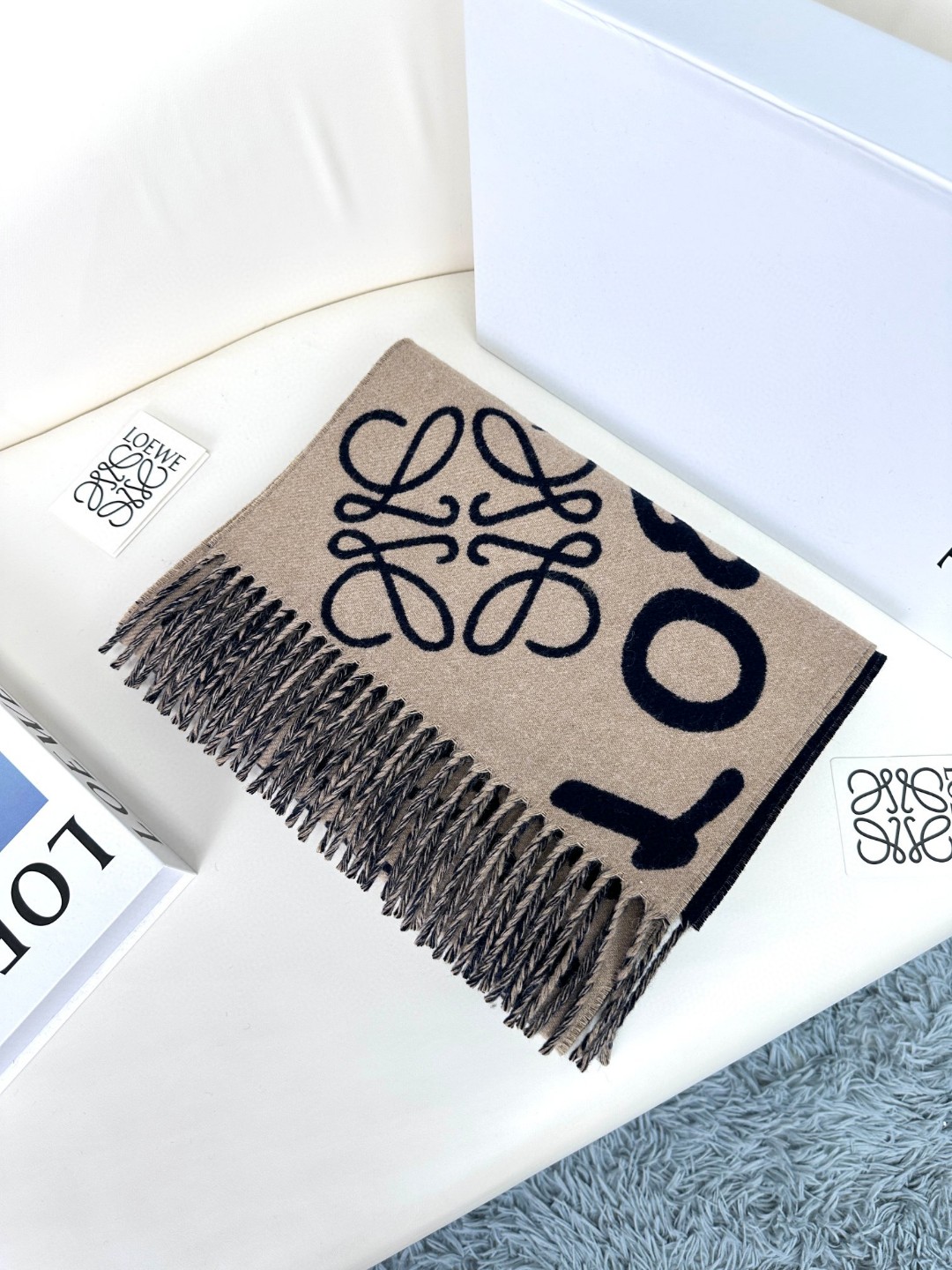 高品质跑量质量🆕Loewe🌾最新款，罗意威涂鸦款双面围巾，男女同款。loewe超美新款围巾！超级推荐入手