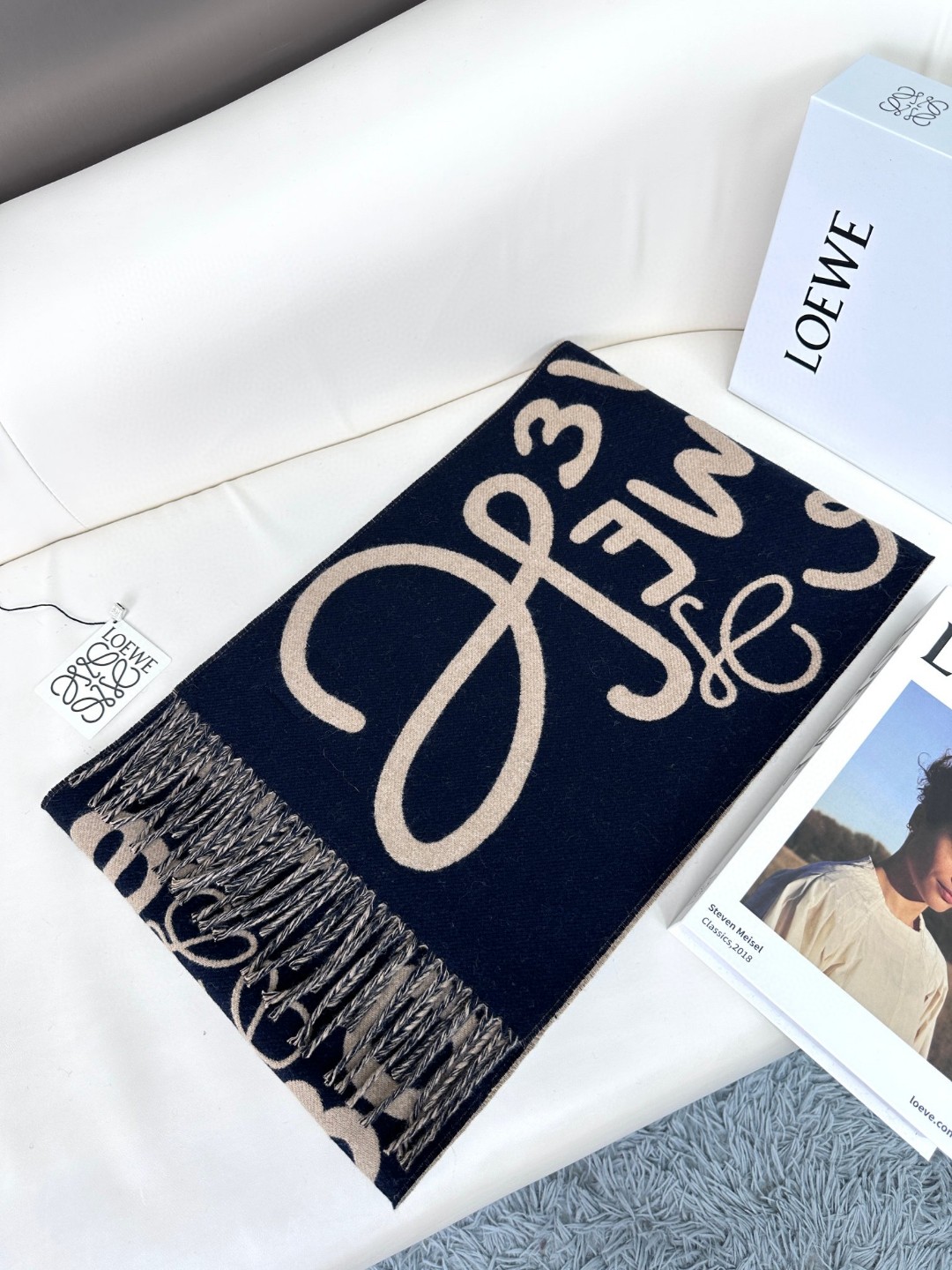 高品质跑量质量🆕Loewe🌾最新款，罗意威涂鸦款双面围巾，男女同款。loewe超美新款围巾！超级推荐入手