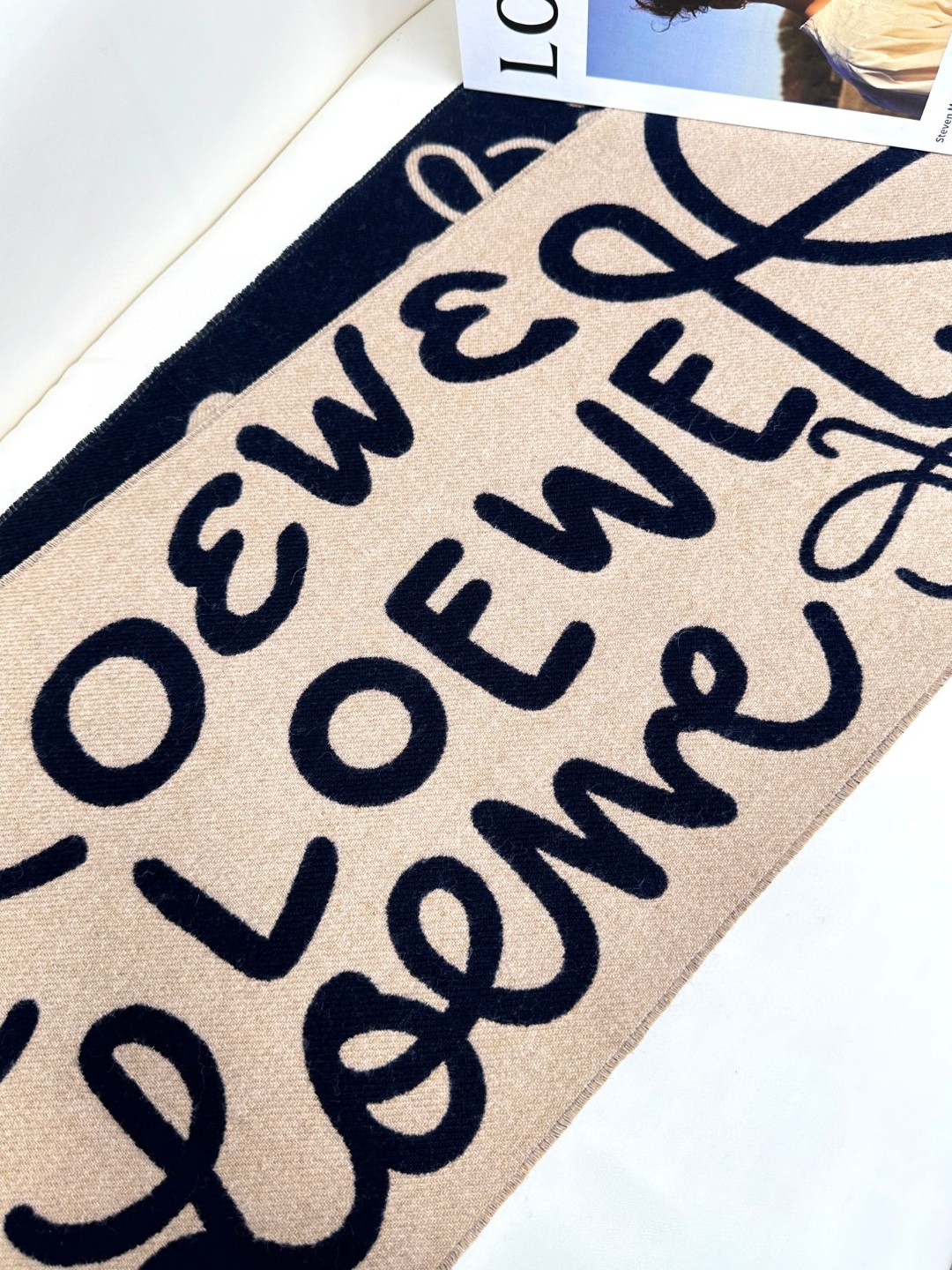 高品质跑量质量🆕Loewe🌾最新款，罗意威涂鸦款双面围巾，男女同款。loewe超美新款围巾！超级推荐入手