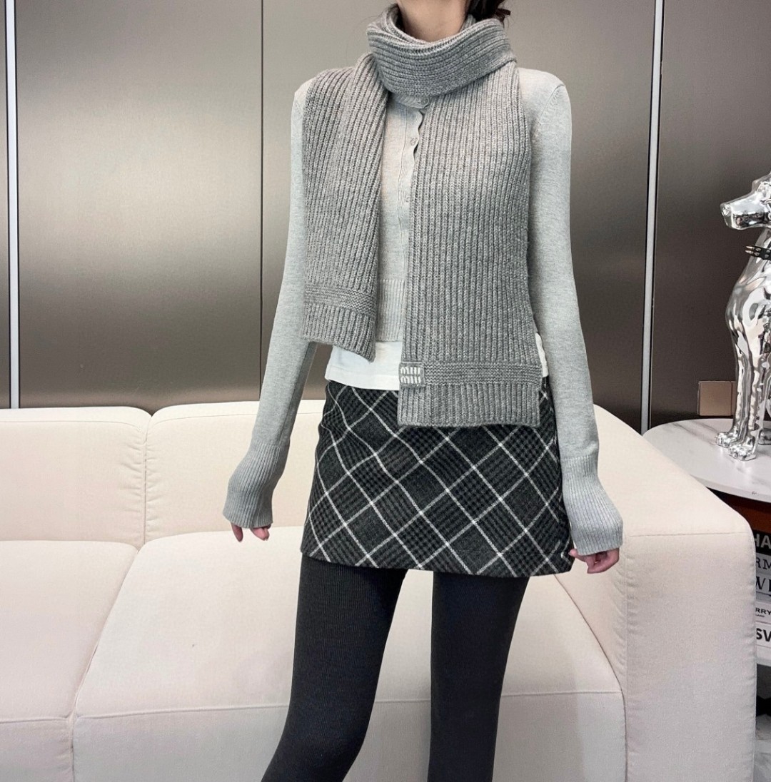 miumiu男女同款 又保暖又有质感的羊绒围巾，温暖一整个冬天，毛茸茸的好温暖，秋冬氛围感拉满，高级又好