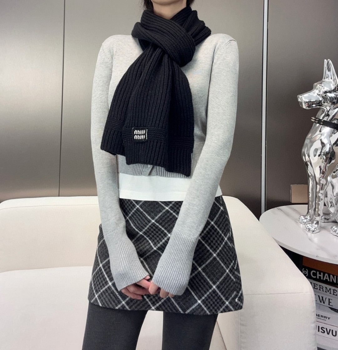 miumiu男女同款 又保暖又有质感的羊绒围巾，温暖一整个冬天，毛茸茸的好温暖，秋冬氛围感拉满，高级又好