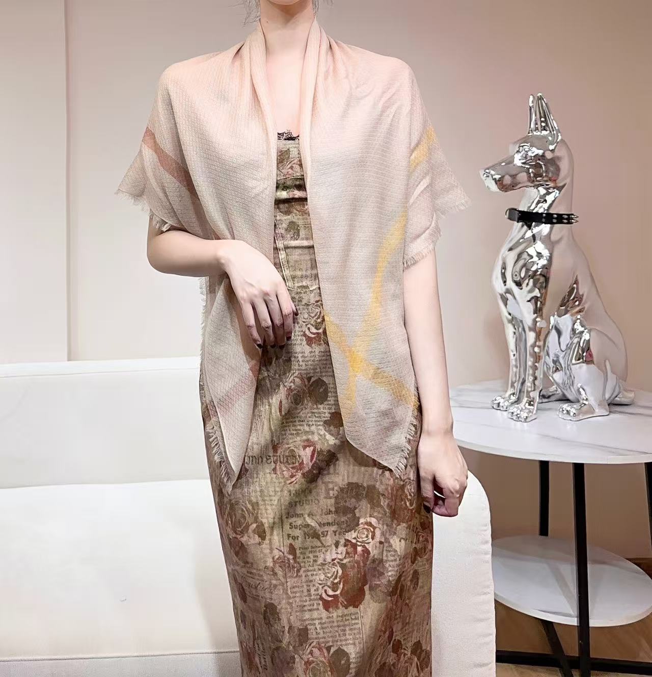 NO:602910,The new LP top quality original single [LP plain silver stripe edge 110] high-end products are presented, unique and unprecedented pure cashmere. It feels so good that it is definitely a slow hand. The technology uses imported 300 pure plaid cashmere sequin embellishments, which is very classy and low-key with a little luxury. Size 110*110cm imported pure cashmere woven high version scarf, high version scarf, loro piana19860909上新LP极品原单【LP素色银线条边110】高尖端产物重磅呈现 ,绝无仅有 史无前例 纯山羊绒 手感好到爆绝对又是一款手慢无 工艺上采用的是进口300支纯格纹羊绒亮片点缀,非常显档次,低调中带着小奢华.尺寸110*110cm 进口纯羊绒织就高版本围巾,高版本围巾,loro piana,scarf