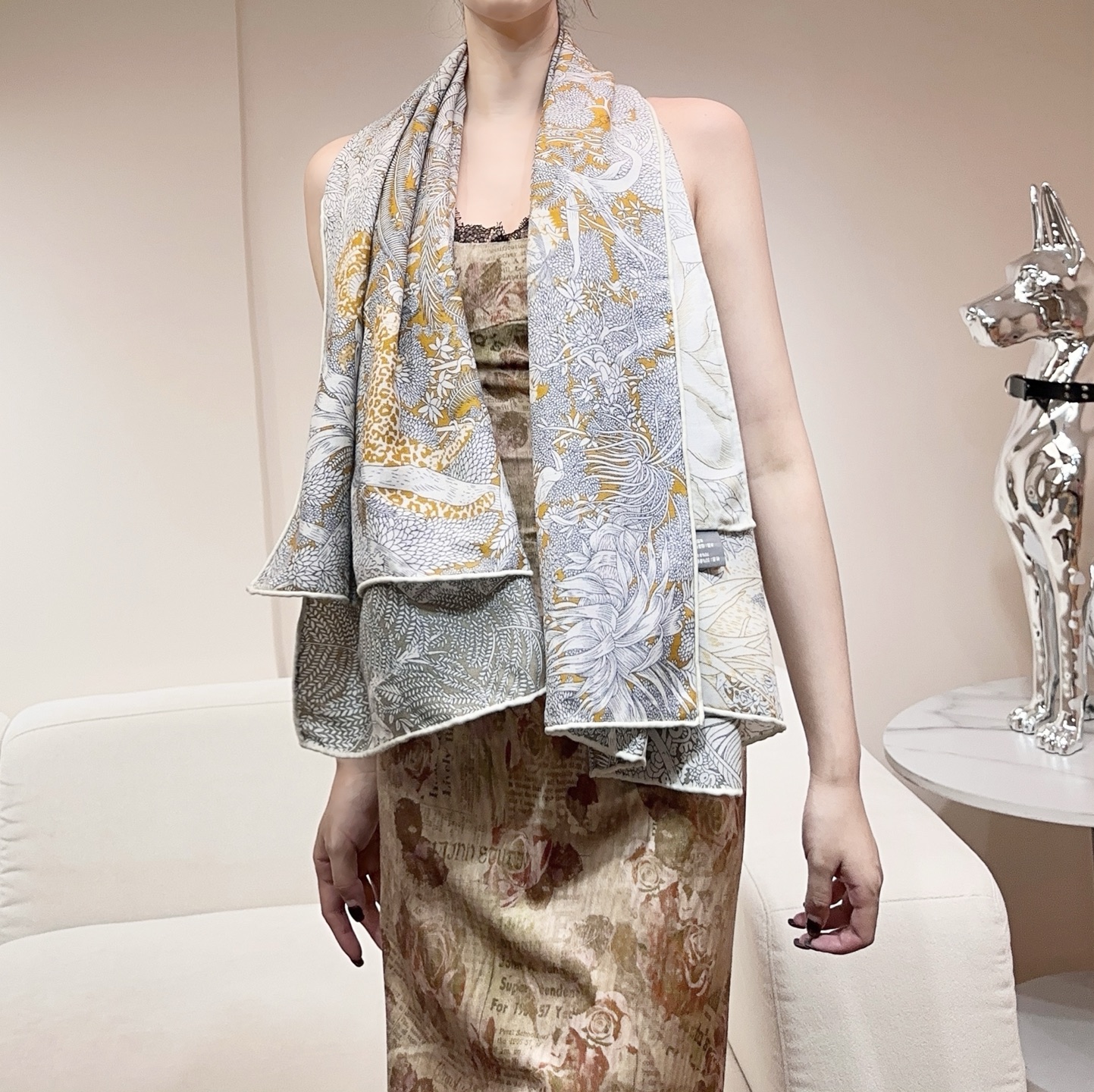 NO:603010,When I bought the new cashmere model, everyone said it looked good and had different colors on both sides!  Recommended [Jungle Edition Fubao 140] cashmere square scarf, top craftsmanship, great value, three-dimensional presentation of patterns and textures, real object, very high grade, special craftsmanship, high-end research and development, stunning launch, special cutting-edge craftsmanship, loved by Bai Fumei. Whether it is quality, style or style, it will make big-name fans scream. Super high sex ratio, definitely worth buying. Size 140cm*140cm, 70 cashmere silk high version scarf, high version scarf, hermes, real silk19860909羊绒新款买了都说好看双面异色！推荐【丛林版福宝140】羊绒方巾,顶级工艺超值爱马仕专柜爆款立体呈现图案纹路实物档次极高特殊工艺高端研发惊艳问世特殊尖端工艺处理受到白富美的喜欢 无论是品质 款式 格都令大牌控的她们尖叫 超高性 比 绝对值得入手尺寸140cm*140cm,70羊绒真丝高版本围巾,高版本围巾,hermes,real silk,scarf