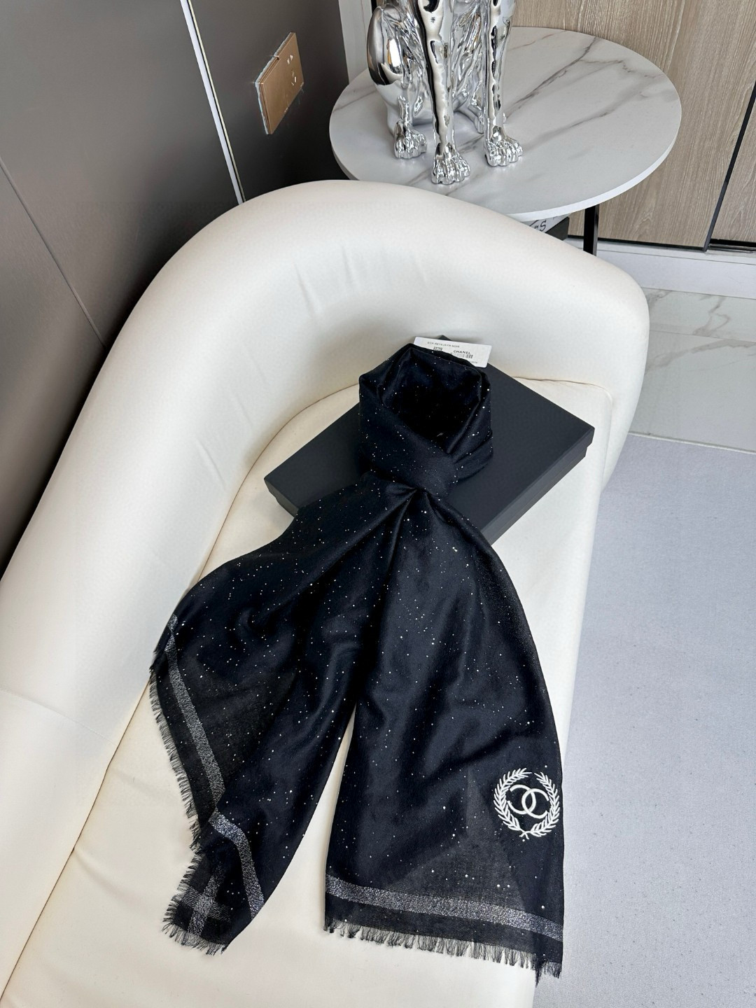 爆款到货！💓香奈儿🌾匠品巨作‼️必须收的款，相信大家一直也都有看过这款围巾，因为这个订单工艺超级复杂，四