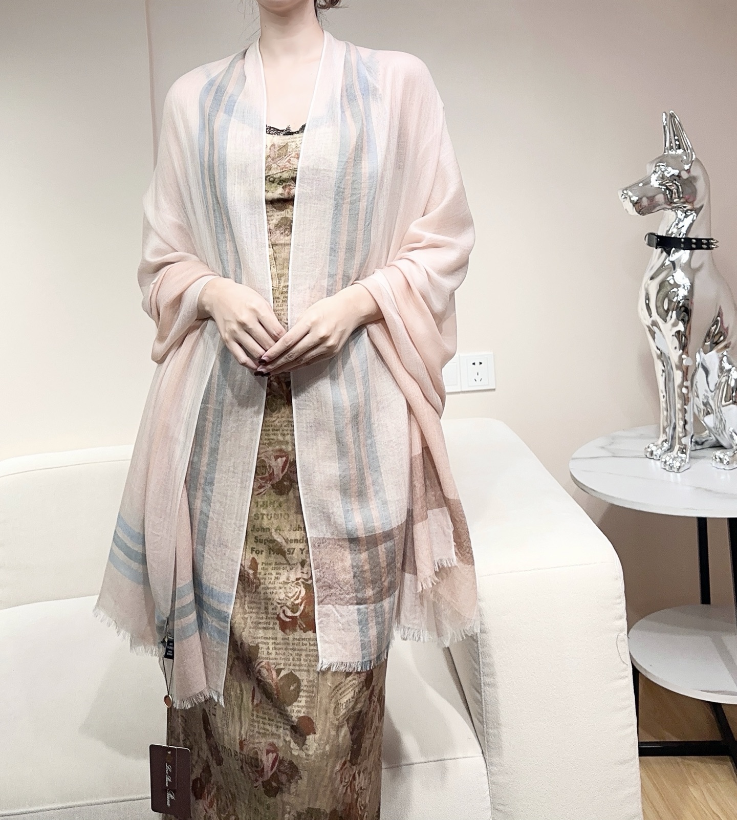 NO:602899,LP's top original single [LP lightweight plaid long scarf] high-end products are presented, unique and unprecedented. Pure cashmere, plaid color, feels so good, it is definitely a slow-handled one. The technology uses imported 300-count pure cashmere plaid printing, which is very classy, ​​low-key and small luxury. Size 90*205cm imported pure cashmere woven high version scarf, high version scarf, loro piana19860909LP极品原单【LP轻盈格纹长巾】高尖端产物重磅呈现 ,绝无仅有 史无前例 纯山羊绒 格纹配色 手感好到爆绝对又是一款手慢无 工艺上采用的是进口300支纯羊绒格纹印花非常显档次,低调中带着小奢华.尺寸90*205cm 进口纯羊绒织就高版本围巾,高版本围巾,loro piana,scarf