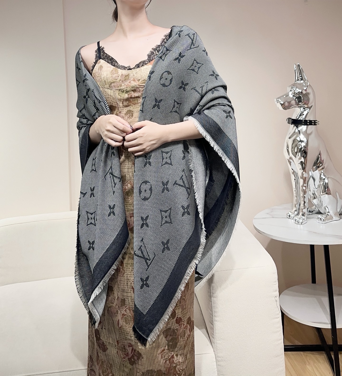 NO:602901,25 High Order Edition No.: M73677 Neo Natté Monogram shawl depicts a large Monogram pattern on reed check fabric, showing a delicate texture. The silk-wool blend is soft and warm yet light, and the tassel trim and Louis Vuitton logo texture complete the details. Large-sized shawls can provide more warmth and matching possibilities. You can choose rectangular, square or triangular shawls, and choose according to your personal body shape and matching needs. 142.5 x  142.5 cm 139 x 139 cm (excluding tassels) 70 wool, 30 mulberry silk high version scarf, high version scarf, louis vuitton, shawls1986090925高订版 编号:M73677 Neo Natté Monogram 披肩为芦扉格面料描绘大幅 Monogram 图案,呈现细腻肌理.丝毛混纺柔暖不失轻盈,流苏饰边和路易威登标识织纹完善细节.大尺寸的披肩可以提供更多的保暖和搭配可能性,可以选择长方形、正方形或三角形等款式的披肩,根据个人身材和搭配需求进行选择. 142.5 x 142.5 厘米 139 x 139 厘米（不含流苏） 70羊毛, 30桑蚕丝高版本围巾,高版本围巾,louis vuitton,shawls,scarf