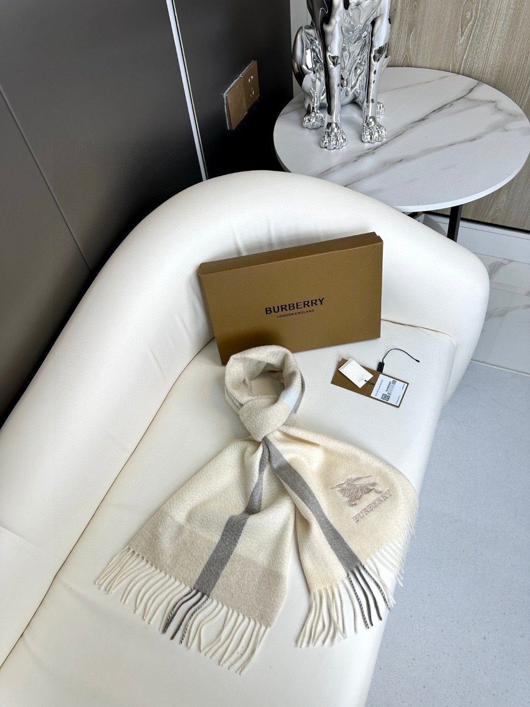 新款到！百分之百山羊绒！🌾巴宝利难得的高端男款，非常正的男士围巾~面料大爱，非常柔软细腻舒服‼大气简约，