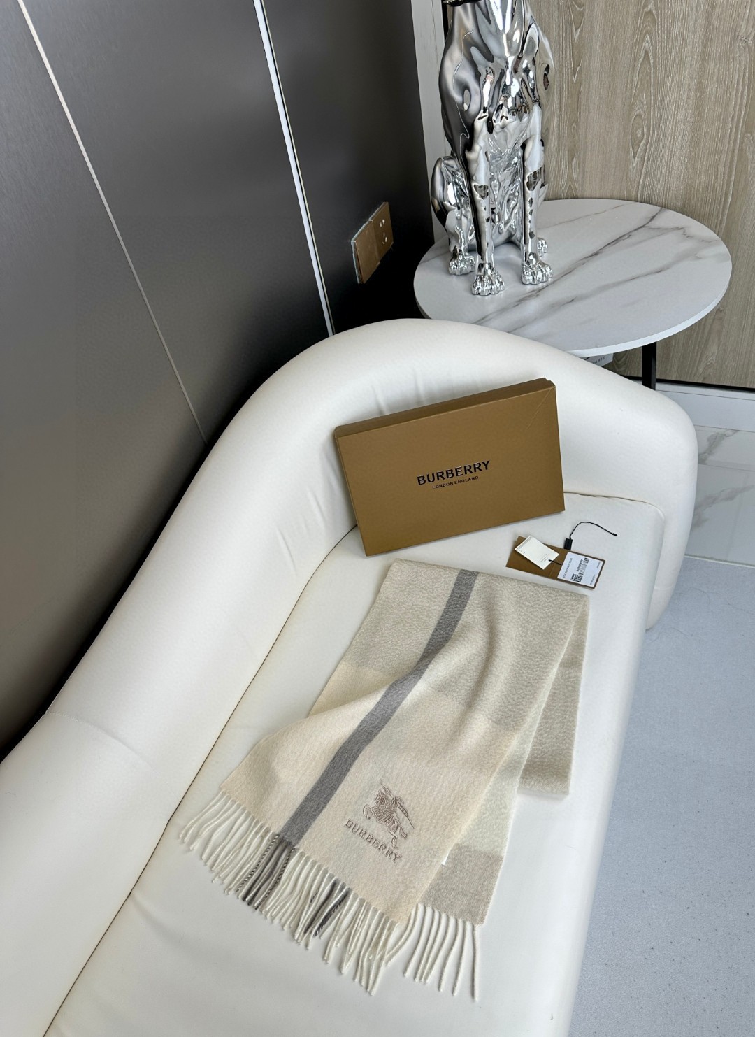 新款到！百分之百山羊绒！🌾巴宝利难得的高端男款，非常正的男士围巾~面料大爱，非常柔软细腻舒服‼大气简约，