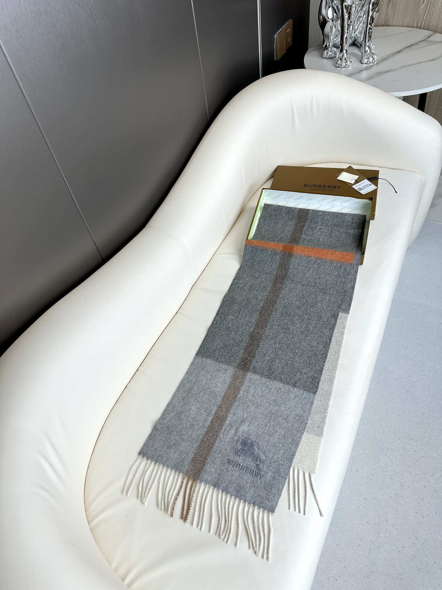 新款到！百分之百山羊绒！🌾巴宝利难得的高端男款，非常正的男士围巾~面料大爱，非常柔软细腻舒服‼大气简约，