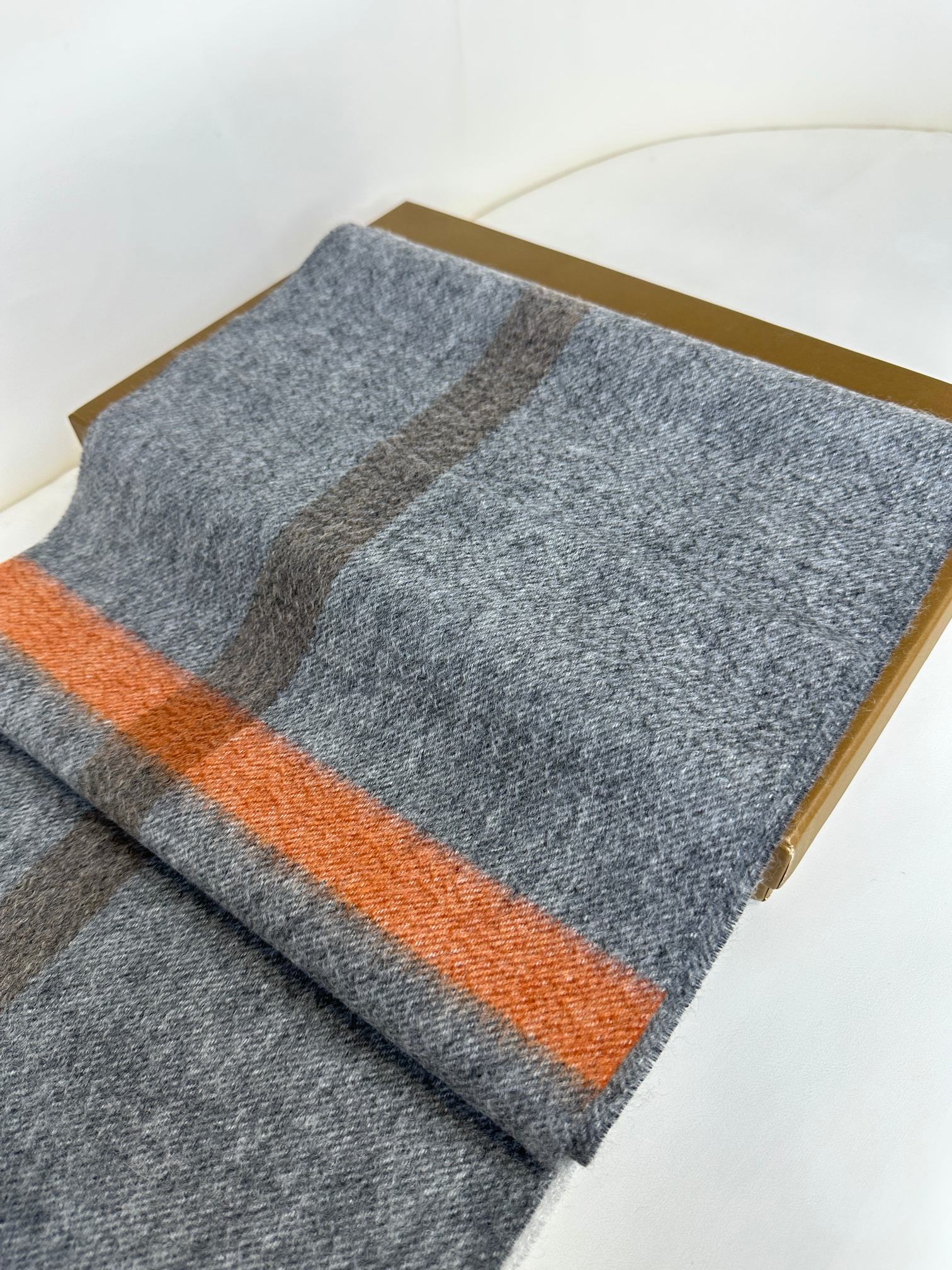 新款到！百分之百山羊绒！🌾巴宝利难得的高端男款，非常正的男士围巾~面料大爱，非常柔软细腻舒服‼大气简约，