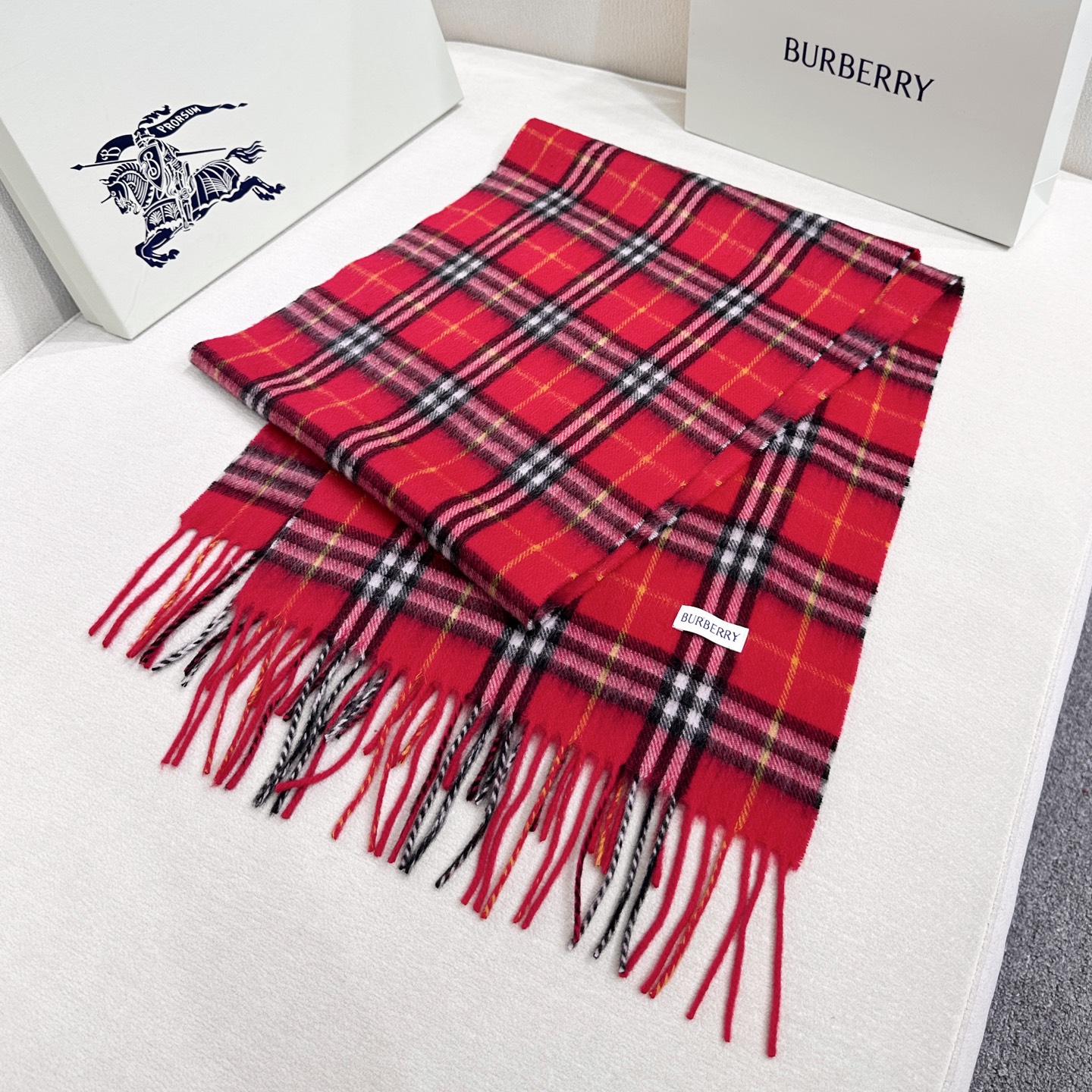 上新❤️新年红提前来啦！王牌口碑burberry经典羊绒格子围巾‼️专柜最新品相，目前专柜都换上了新标👍