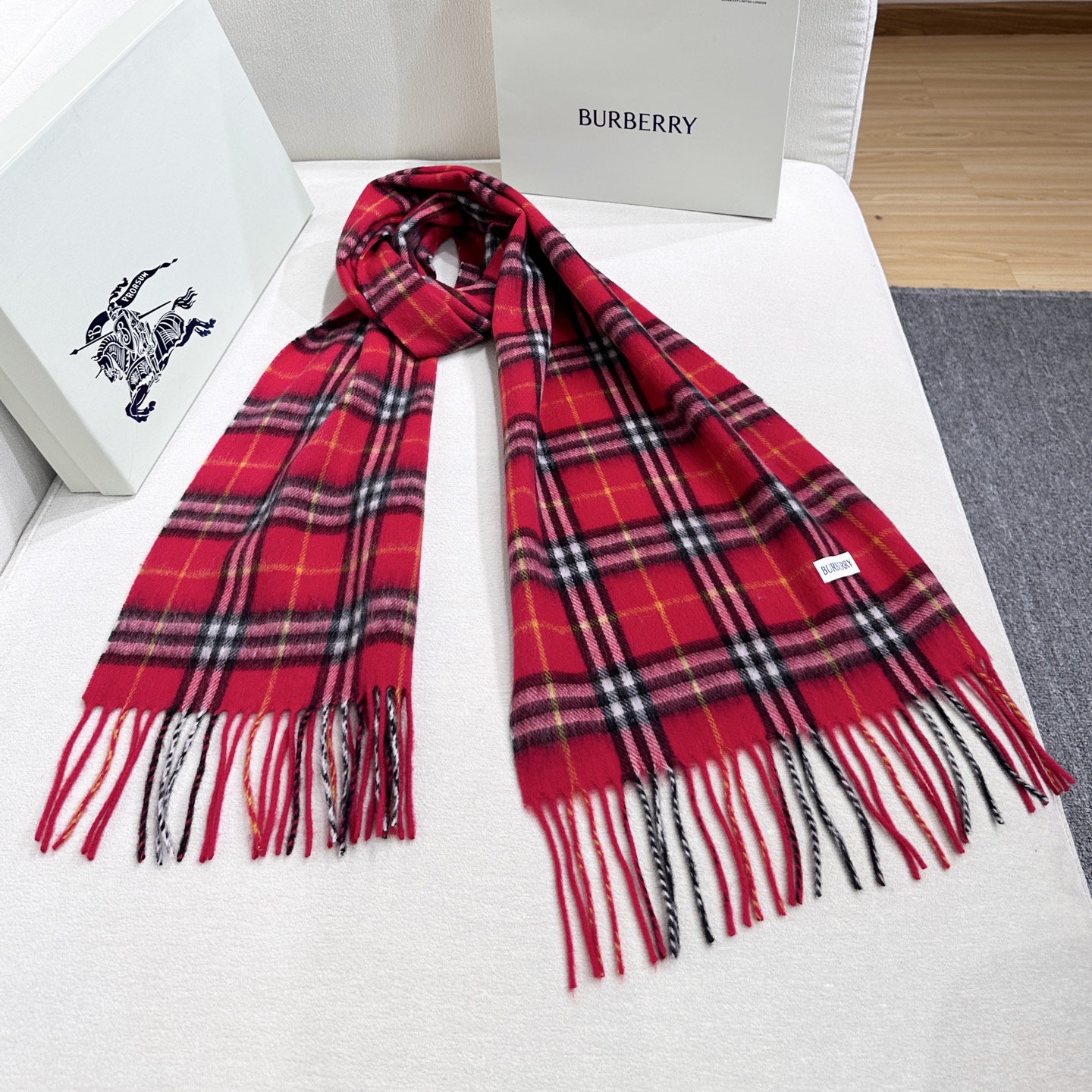 上新❤️新年红提前来啦！王牌口碑burberry经典羊绒格子围巾‼️专柜最新品相，目前专柜都换上了新标👍