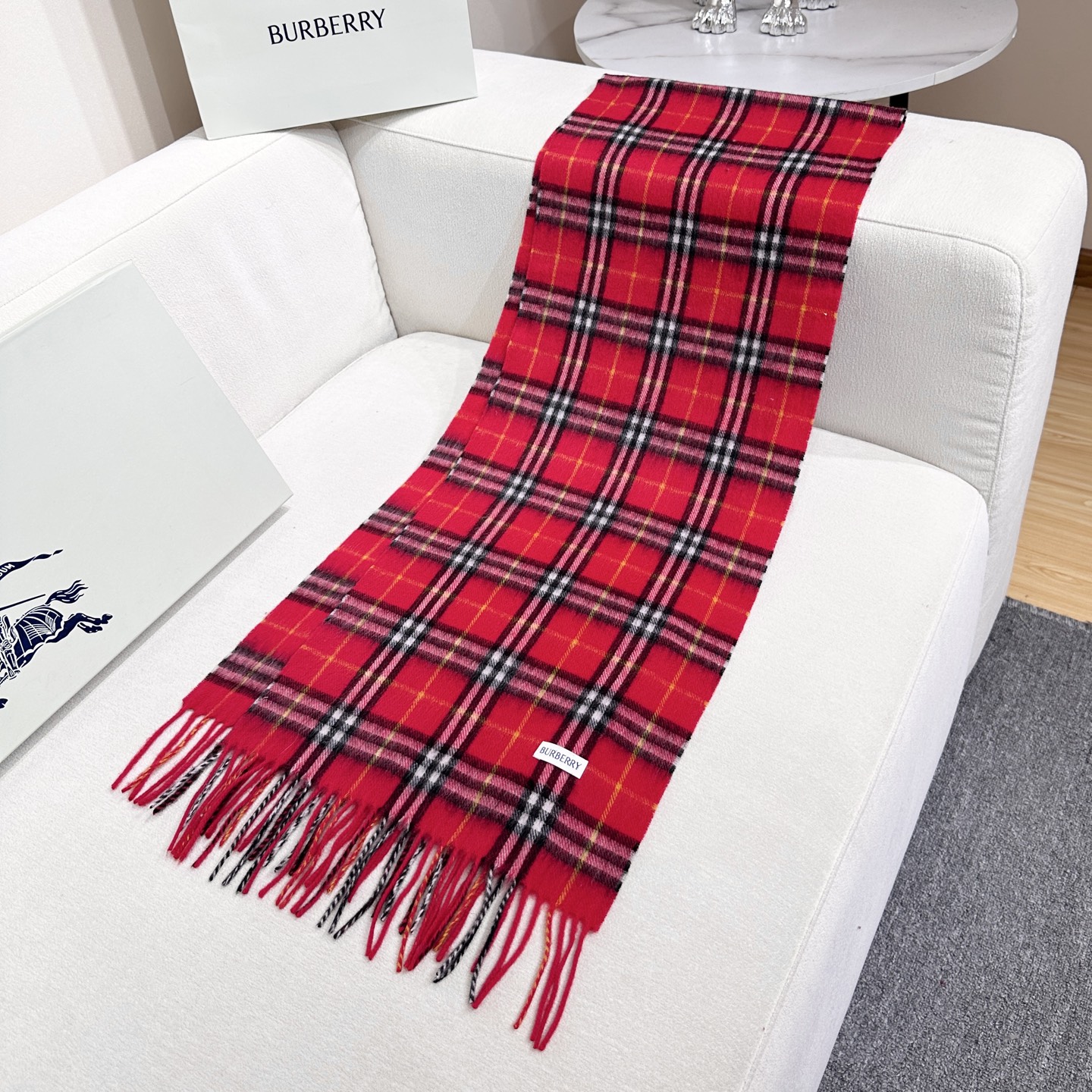 上新❤️新年红提前来啦！王牌口碑burberry经典羊绒格子围巾‼️专柜最新品相，目前专柜都换上了新标👍