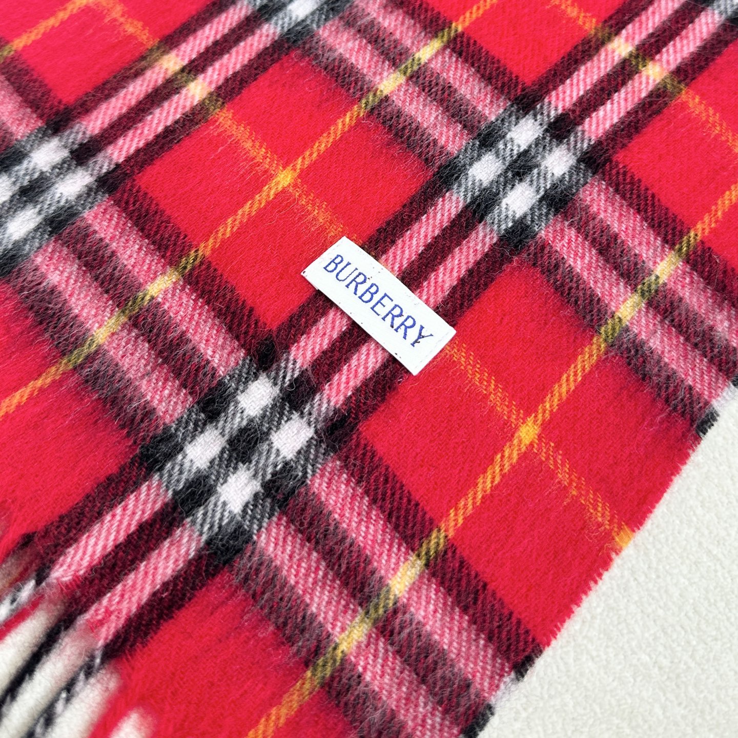 上新❤️新年红提前来啦！王牌口碑burberry经典羊绒格子围巾‼️专柜最新品相，目前专柜都换上了新标👍