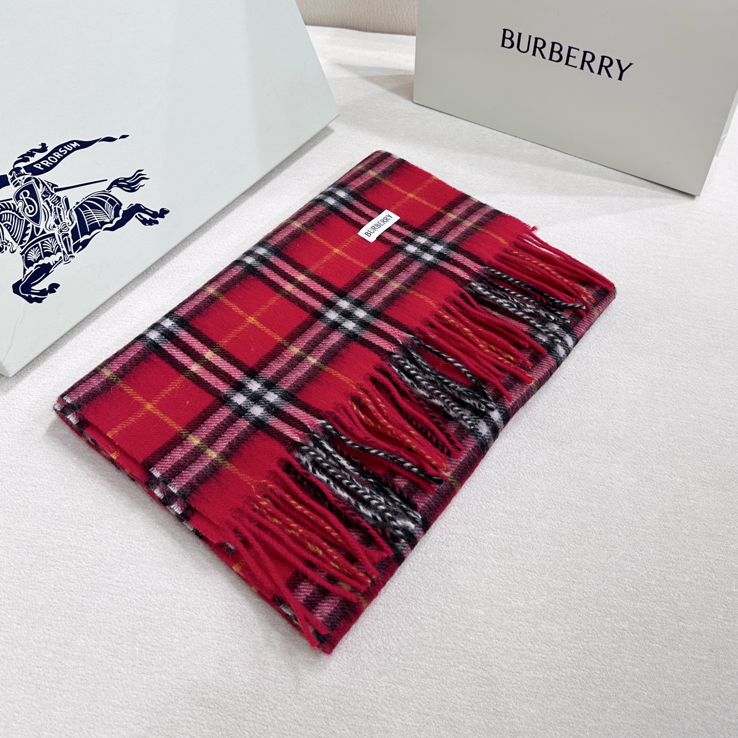 上新❤️新年红提前来啦！王牌口碑burberry经典羊绒格子围巾‼️专柜最新品相，目前专柜都换上了新标👍