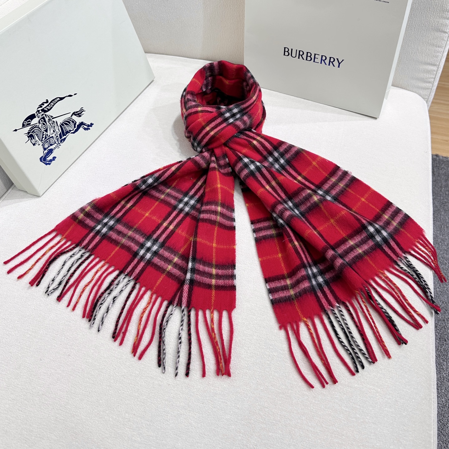 上新❤️新年红提前来啦！王牌口碑burberry经典羊绒格子围巾‼️专柜最新品相，目前专柜都换上了新标👍