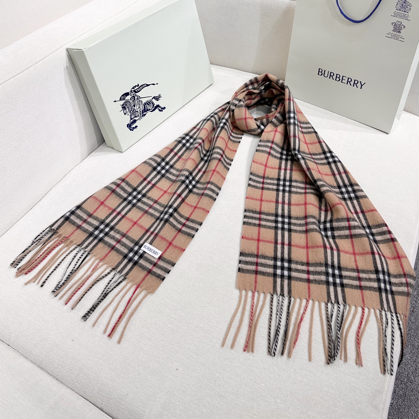 上新❤️新年红提前来啦！王牌口碑burberry经典羊绒格子围巾‼️专柜最新品相，目前专柜都换上了新标👍