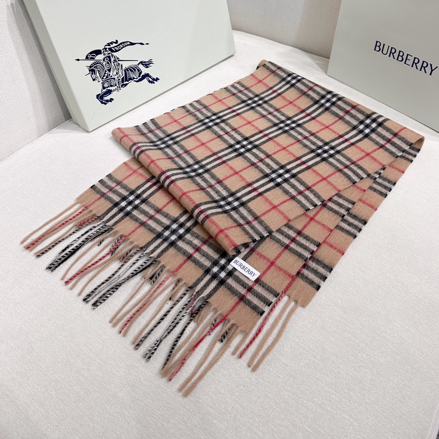 上新❤️新年红提前来啦！王牌口碑burberry经典羊绒格子围巾‼️专柜最新品相，目前专柜都换上了新标👍