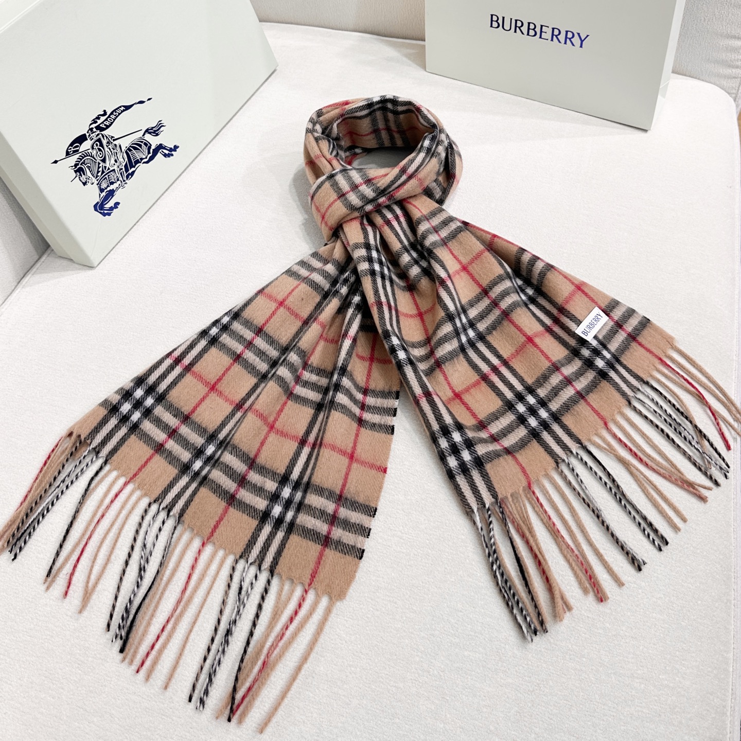 上新❤️新年红提前来啦！王牌口碑burberry经典羊绒格子围巾‼️专柜最新品相，目前专柜都换上了新标👍