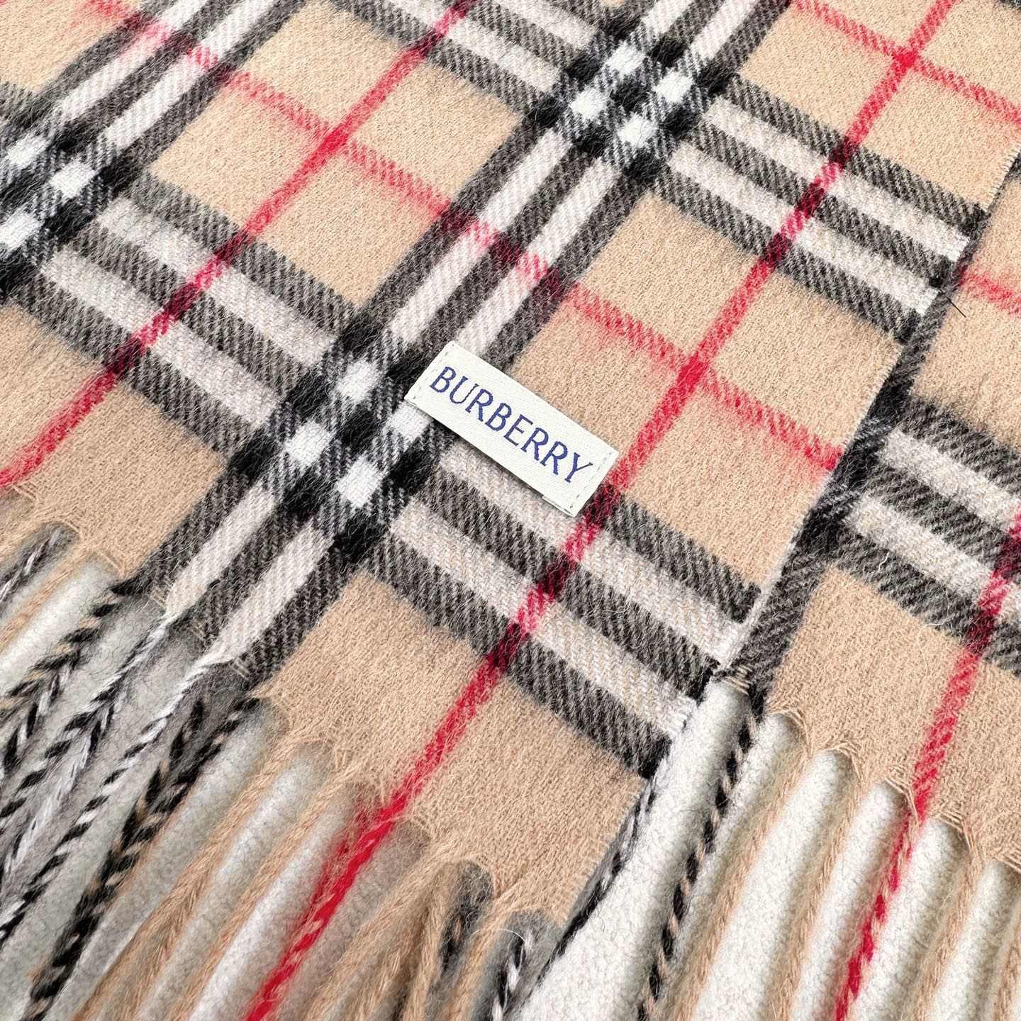 上新❤️新年红提前来啦！王牌口碑burberry经典羊绒格子围巾‼️专柜最新品相，目前专柜都换上了新标👍