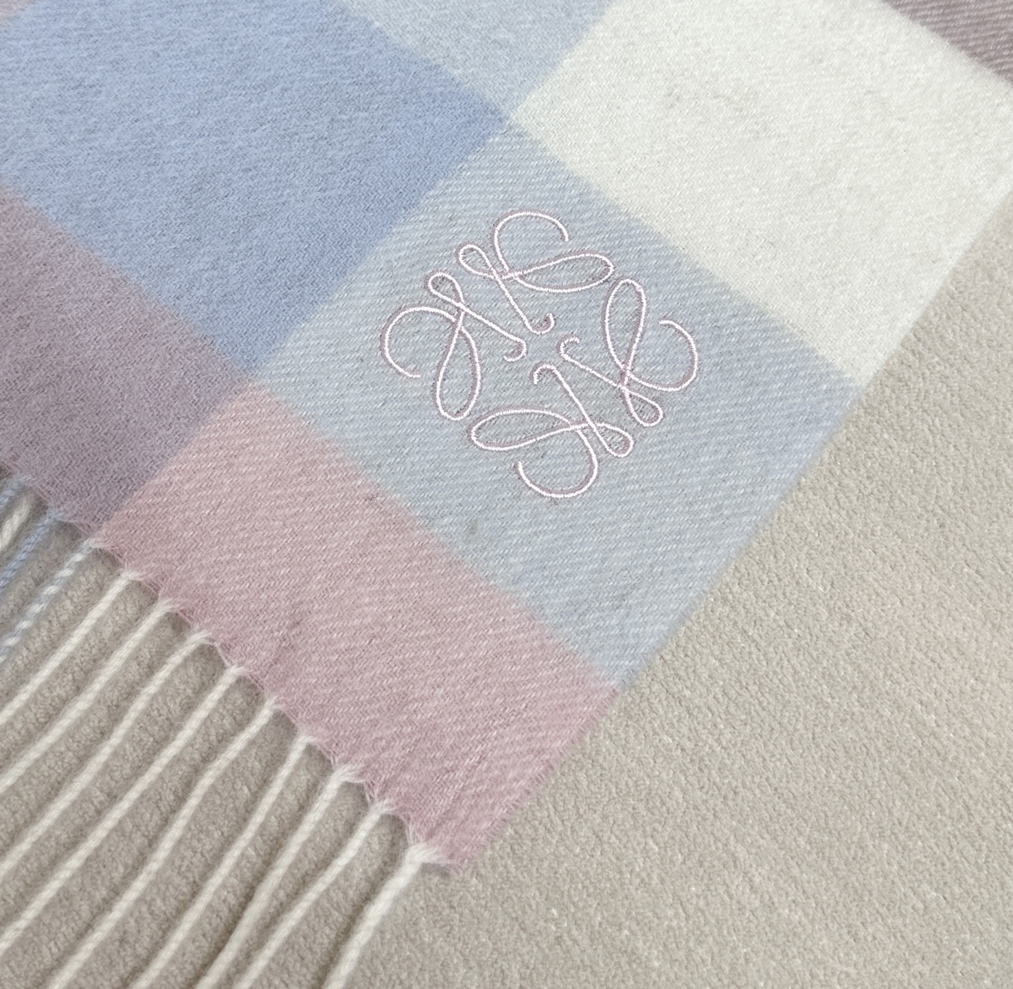 上新❤️2025年 【▪Loewe · 罗意威️难得一见的温柔配色，低调又不失优雅❗️】重点推荐，loe