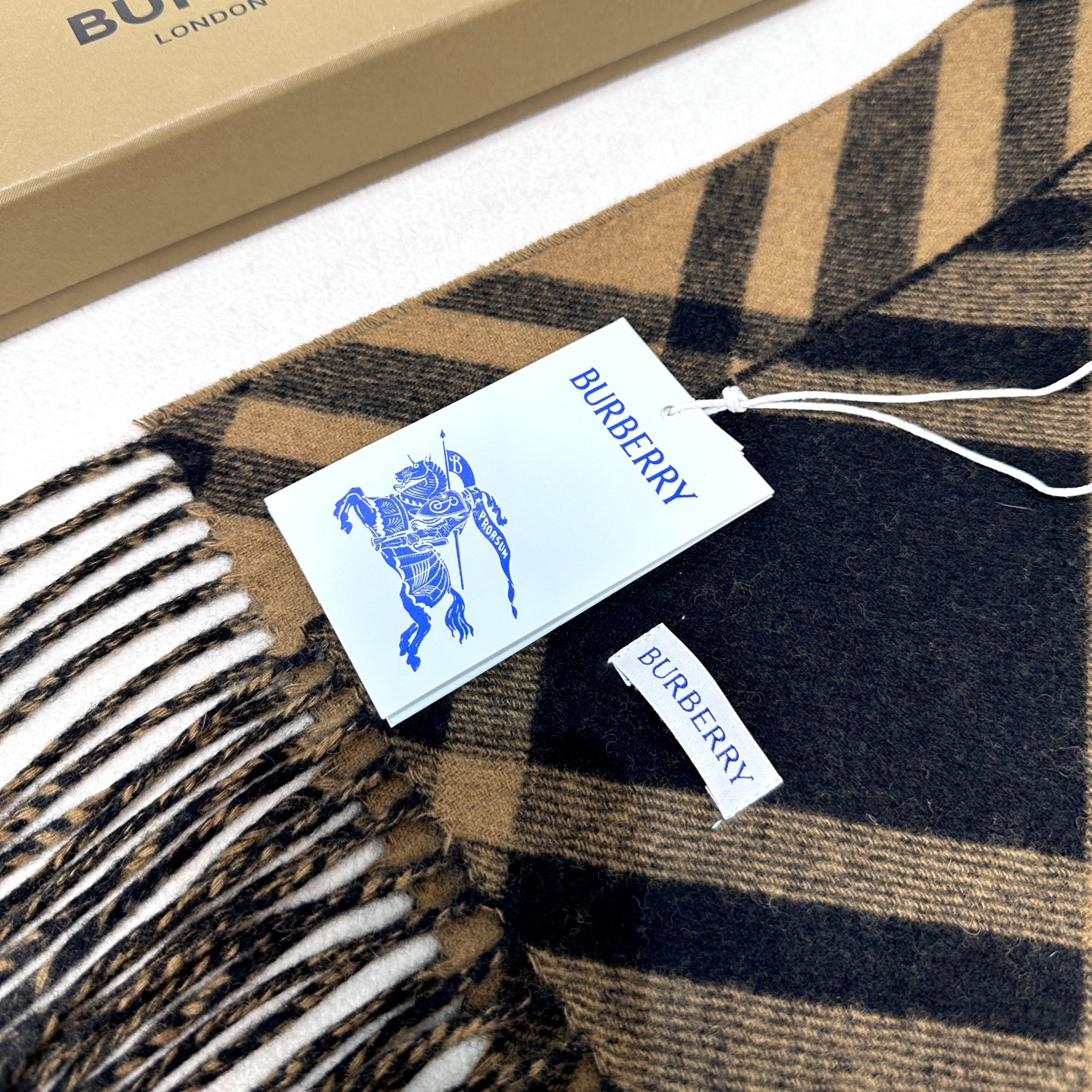 2026怒推走量新款🎊巴宝莉官网最新款💥 100%顶级双面山羊绒材质。非常保暖👑 柔软亲肤，不扎脖😍经典