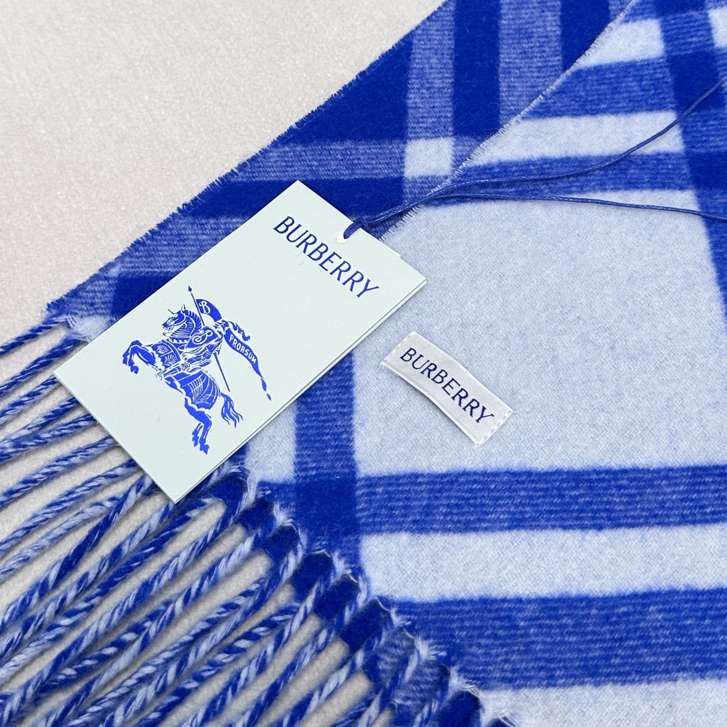 2026怒推走量新款🎊巴宝莉官网最新款💥 100%顶级双面山羊绒材质。非常保暖👑 柔软亲肤，不扎脖😍经典