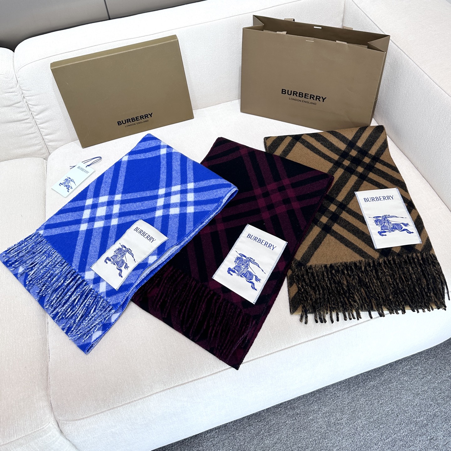 2026怒推走量新款🎊巴宝莉官网最新款💥 100%顶级双面山羊绒材质。非常保暖👑 柔软亲肤，不扎脖😍经典