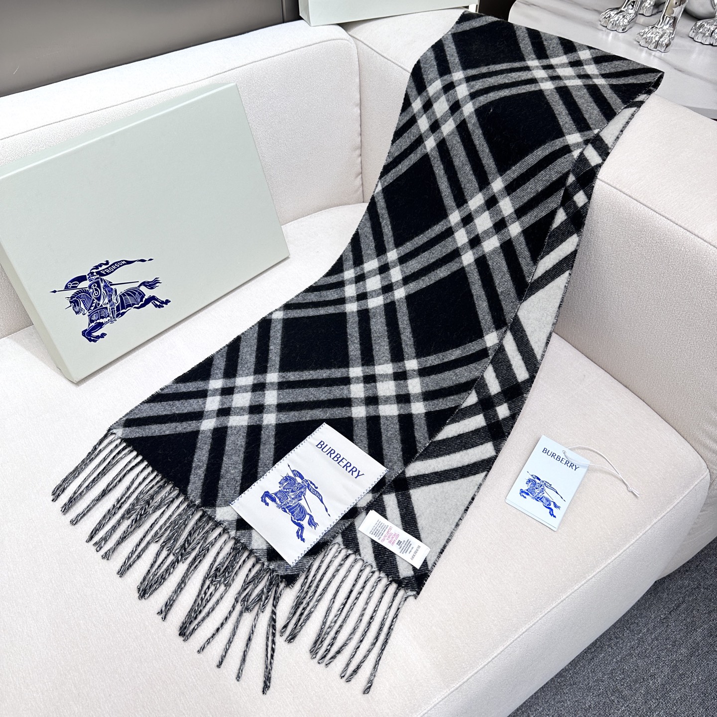 2026怒推走量新款🎊巴宝莉官网最新款💥 100%顶级双面山羊绒材质。非常保暖👑 柔软亲肤，不扎脖😍经典