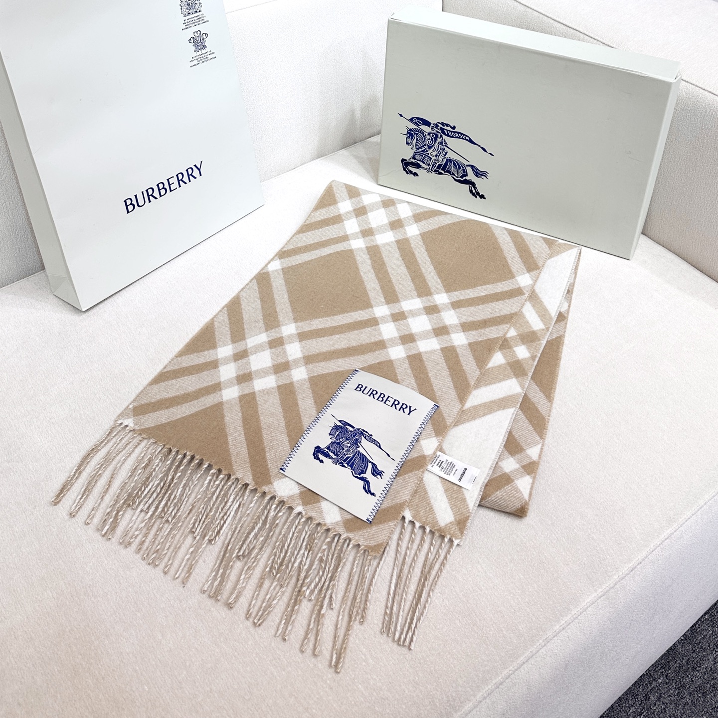 2026怒推走量新款🎊巴宝莉官网最新款💥 100%顶级双面山羊绒材质。非常保暖👑 柔软亲肤，不扎脖😍经典