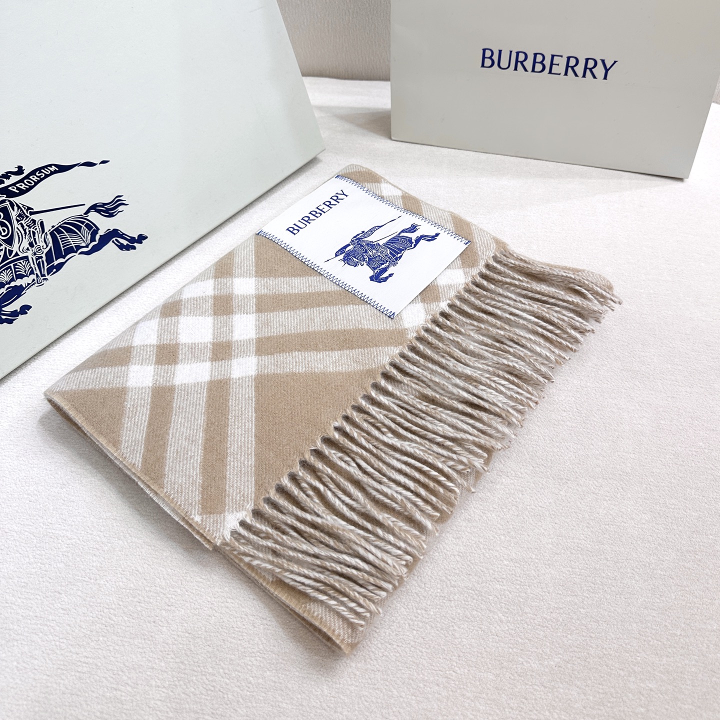 2026怒推走量新款🎊巴宝莉官网最新款💥 100%顶级双面山羊绒材质。非常保暖👑 柔软亲肤，不扎脖😍经典