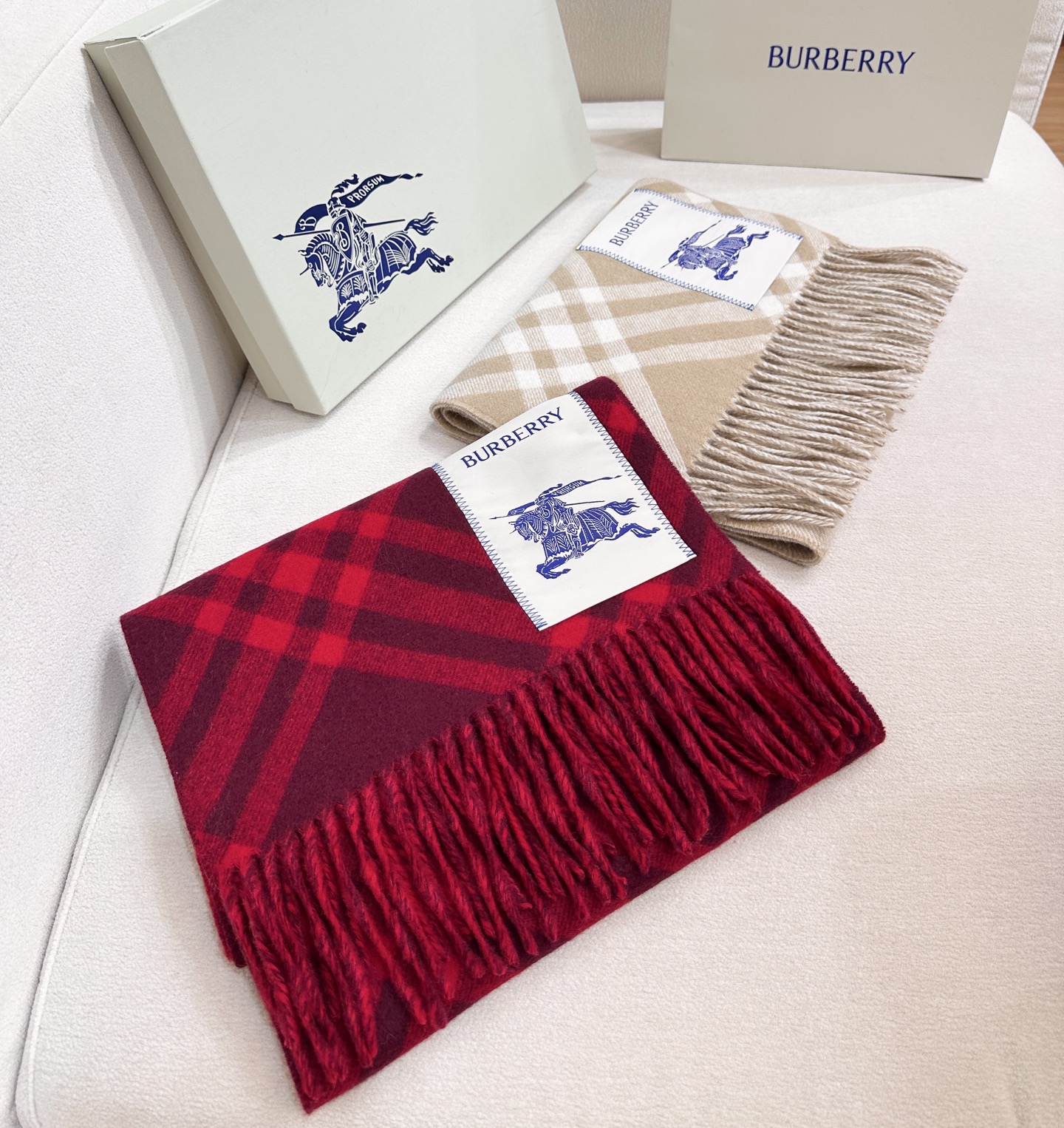 2026怒推走量新款🎊巴宝莉官网最新款💥 100%顶级双面山羊绒材质。非常保暖👑 柔软亲肤，不扎脖😍经典