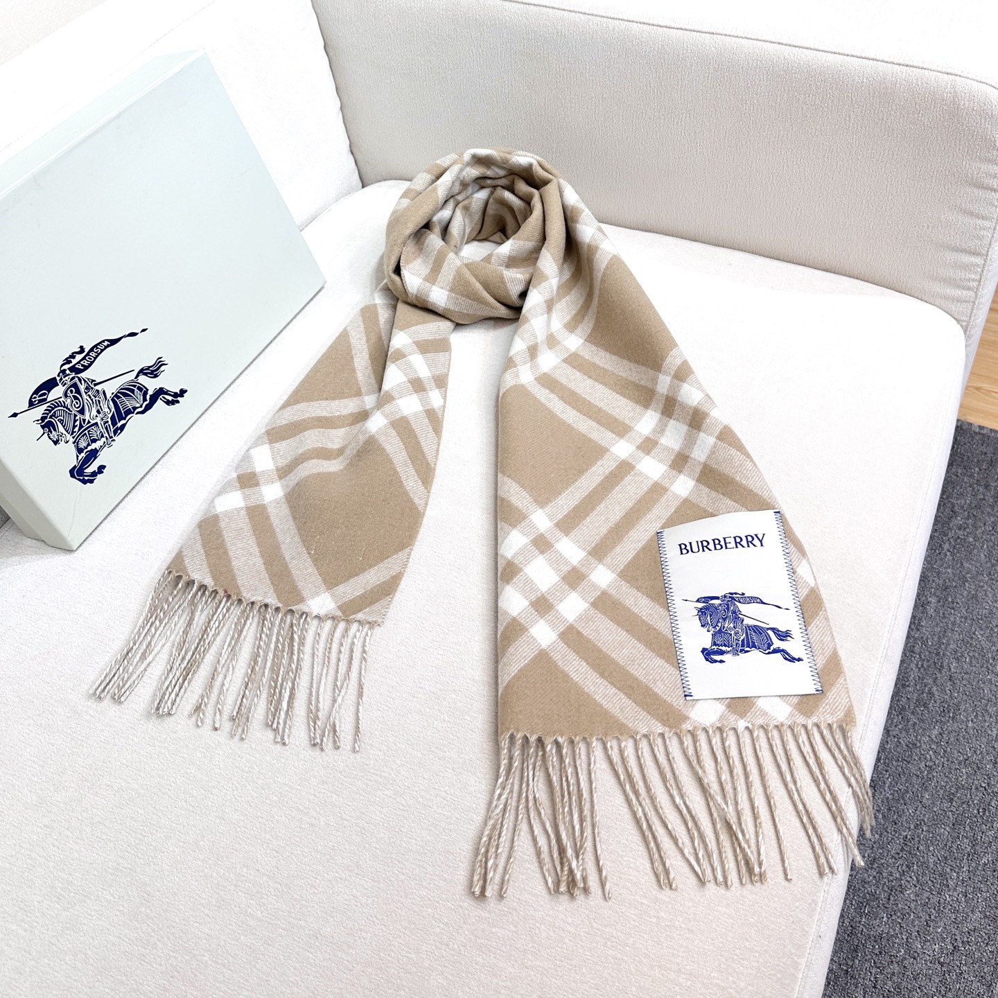 2026怒推走量新款🎊巴宝莉官网最新款💥 100%顶级双面山羊绒材质。非常保暖👑 柔软亲肤，不扎脖😍经典