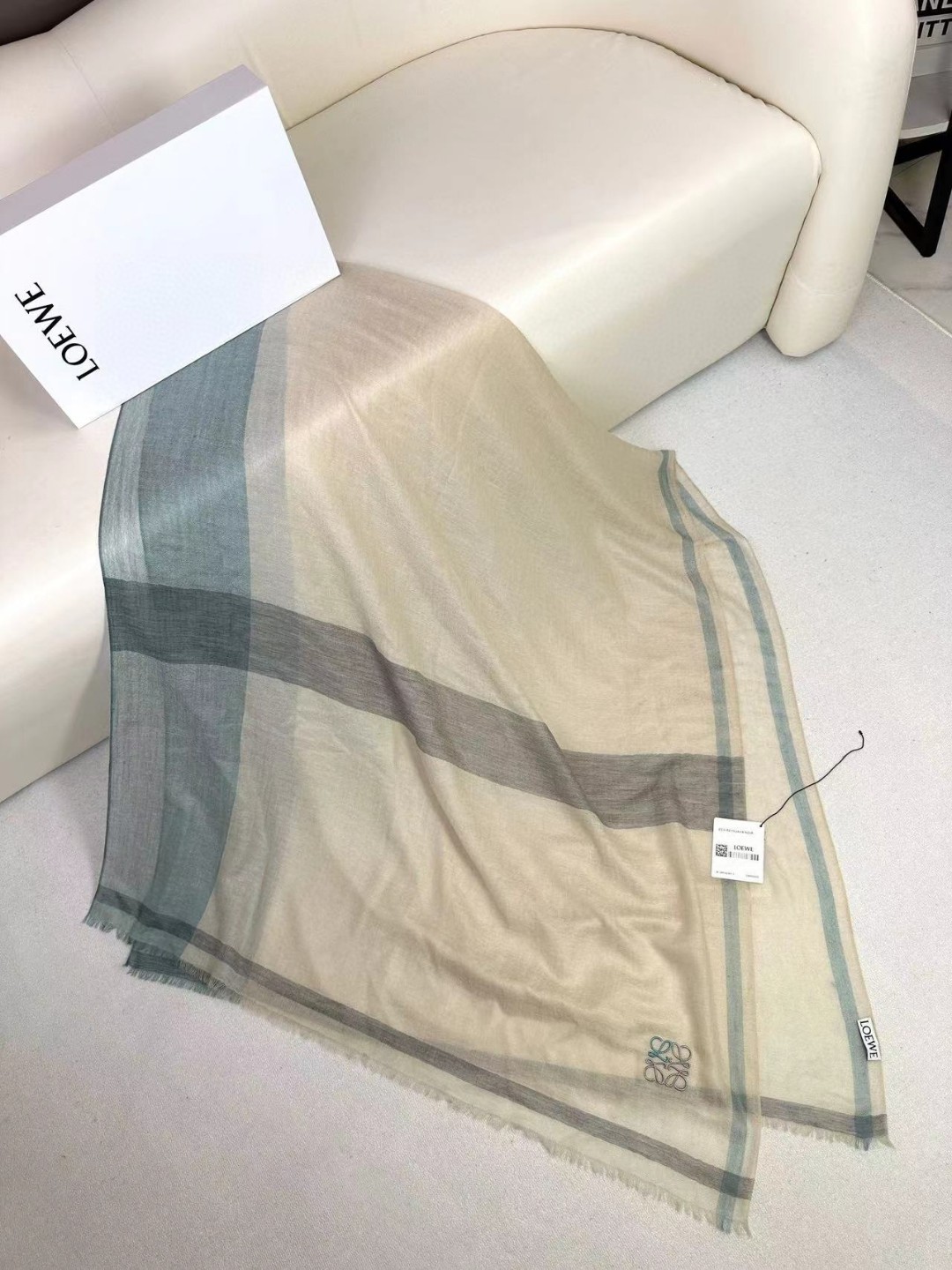 👑👑罗意威【LW轻盈格纹长巾】很幸运拿到這个品牌的东西，真的不多见，很少在国內做订单，款式真的少的可怜❗