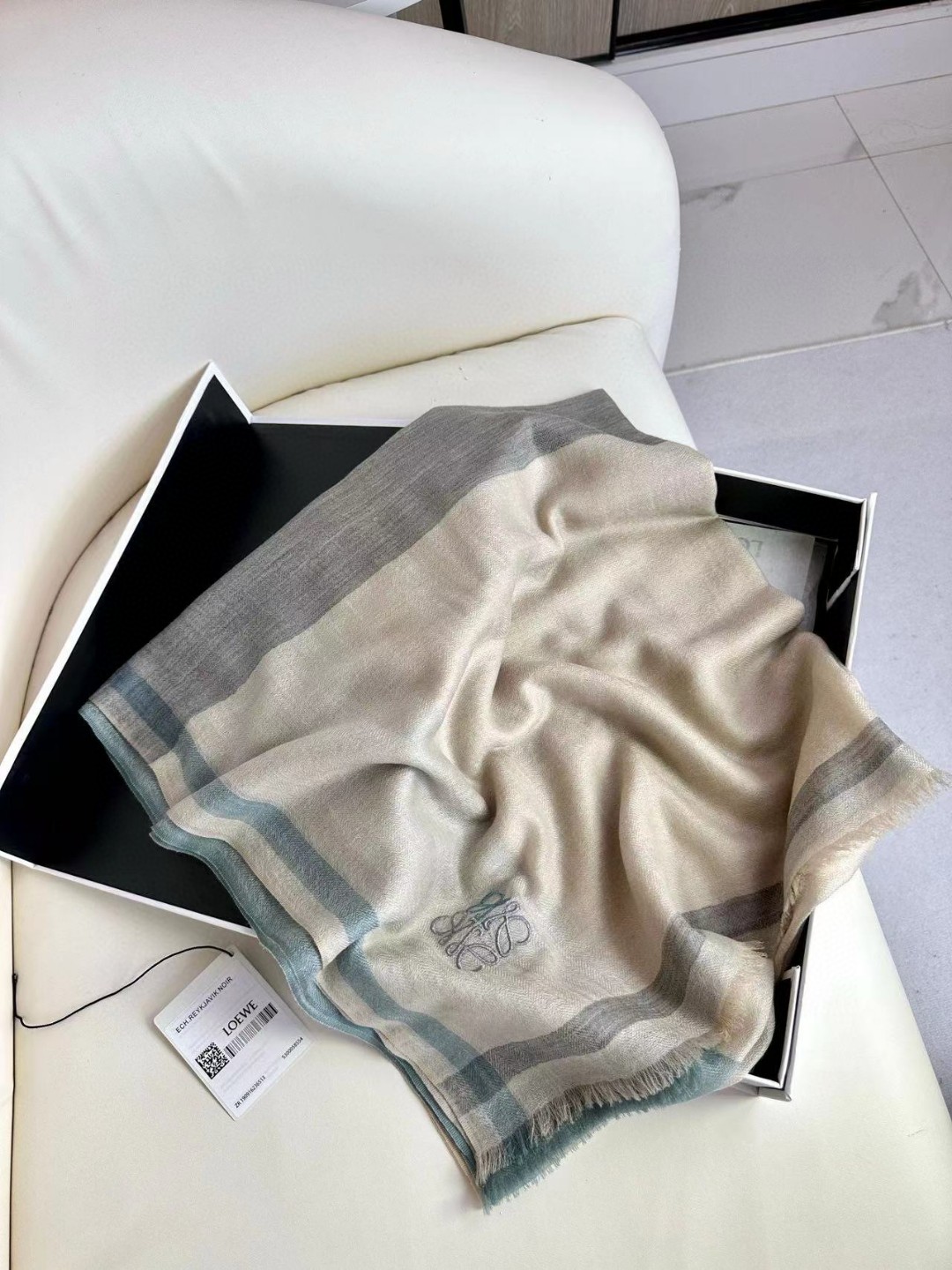 👑👑罗意威【LW轻盈格纹长巾】很幸运拿到這个品牌的东西，真的不多见，很少在国內做订单，款式真的少的可怜❗