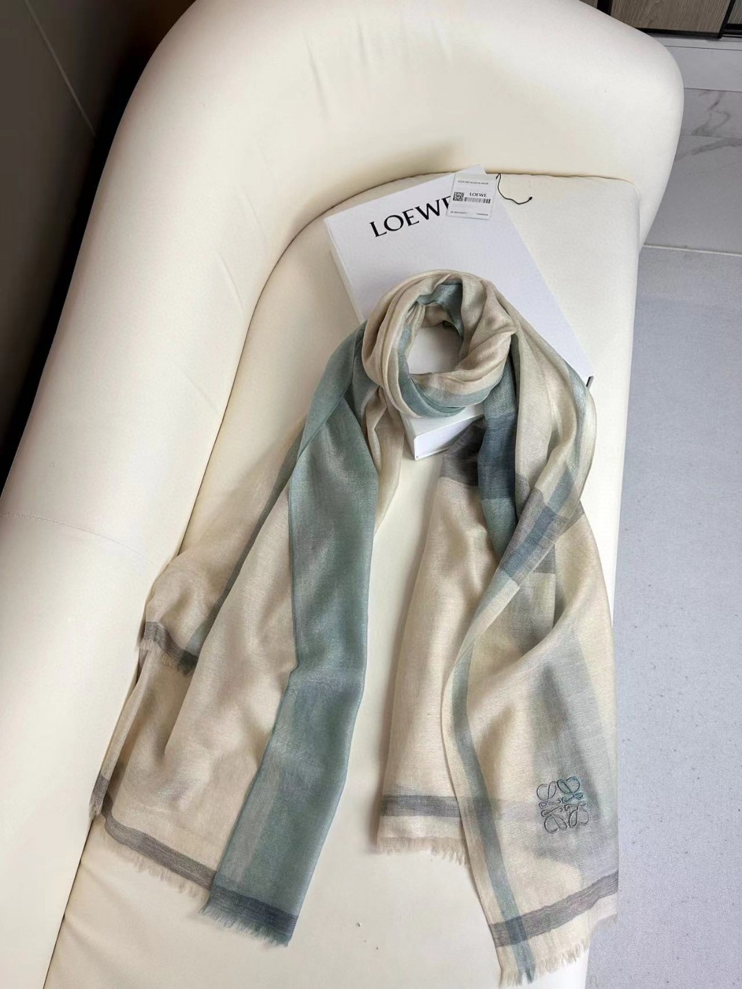 👑👑罗意威【LW轻盈格纹长巾】很幸运拿到這个品牌的东西，真的不多见，很少在国內做订单，款式真的少的可怜❗