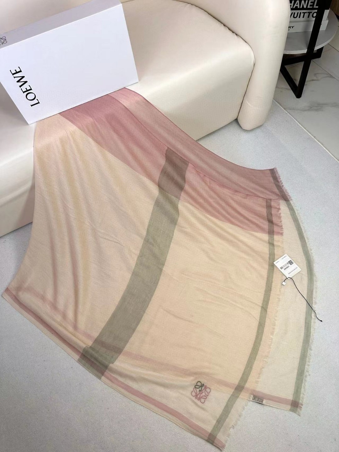 👑👑罗意威【LW轻盈格纹长巾】很幸运拿到這个品牌的东西，真的不多见，很少在国內做订单，款式真的少的可怜❗